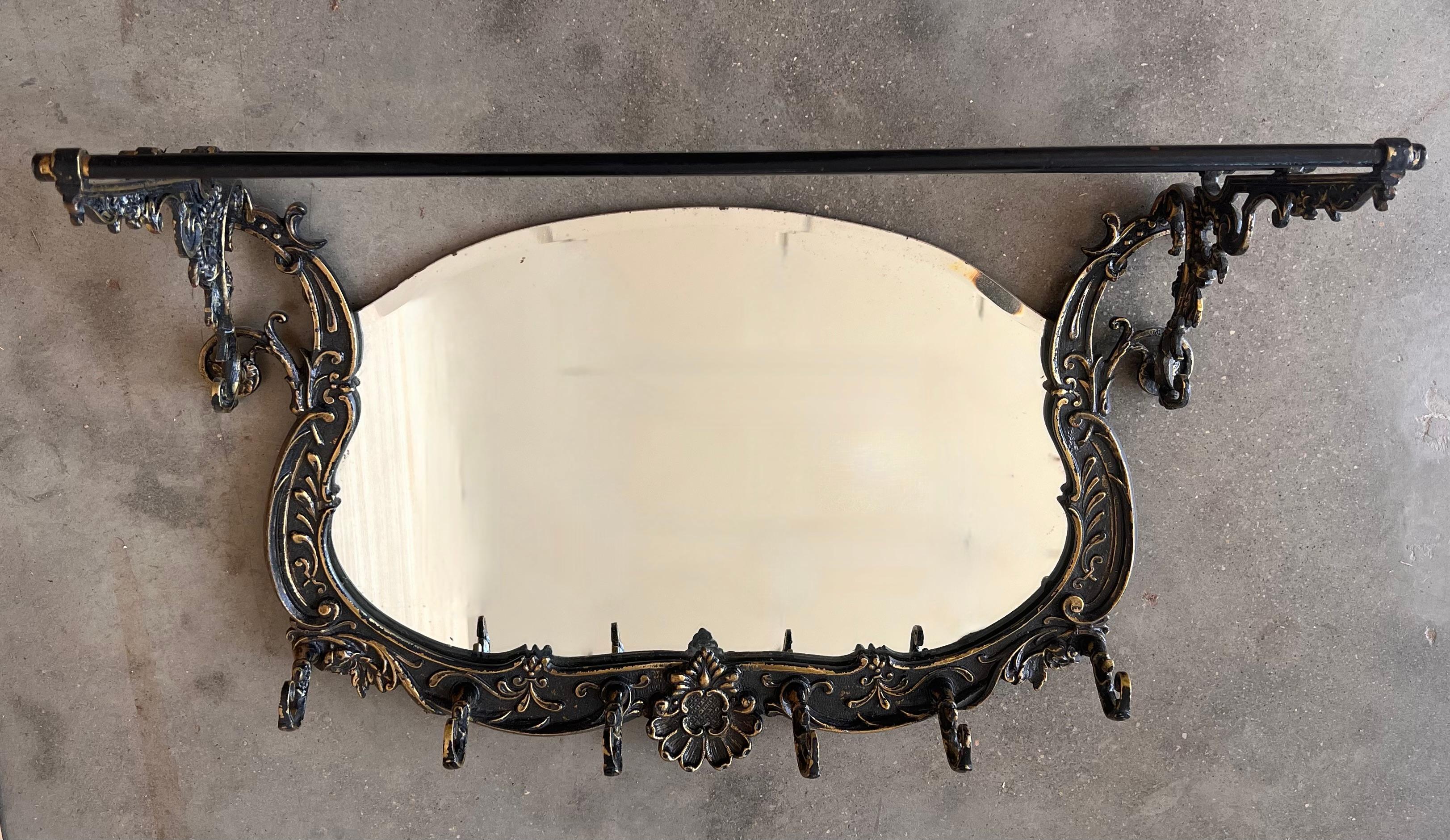 Appendiabiti da parete in bronzo del XIX secolo con specchio e sei appendini.

  