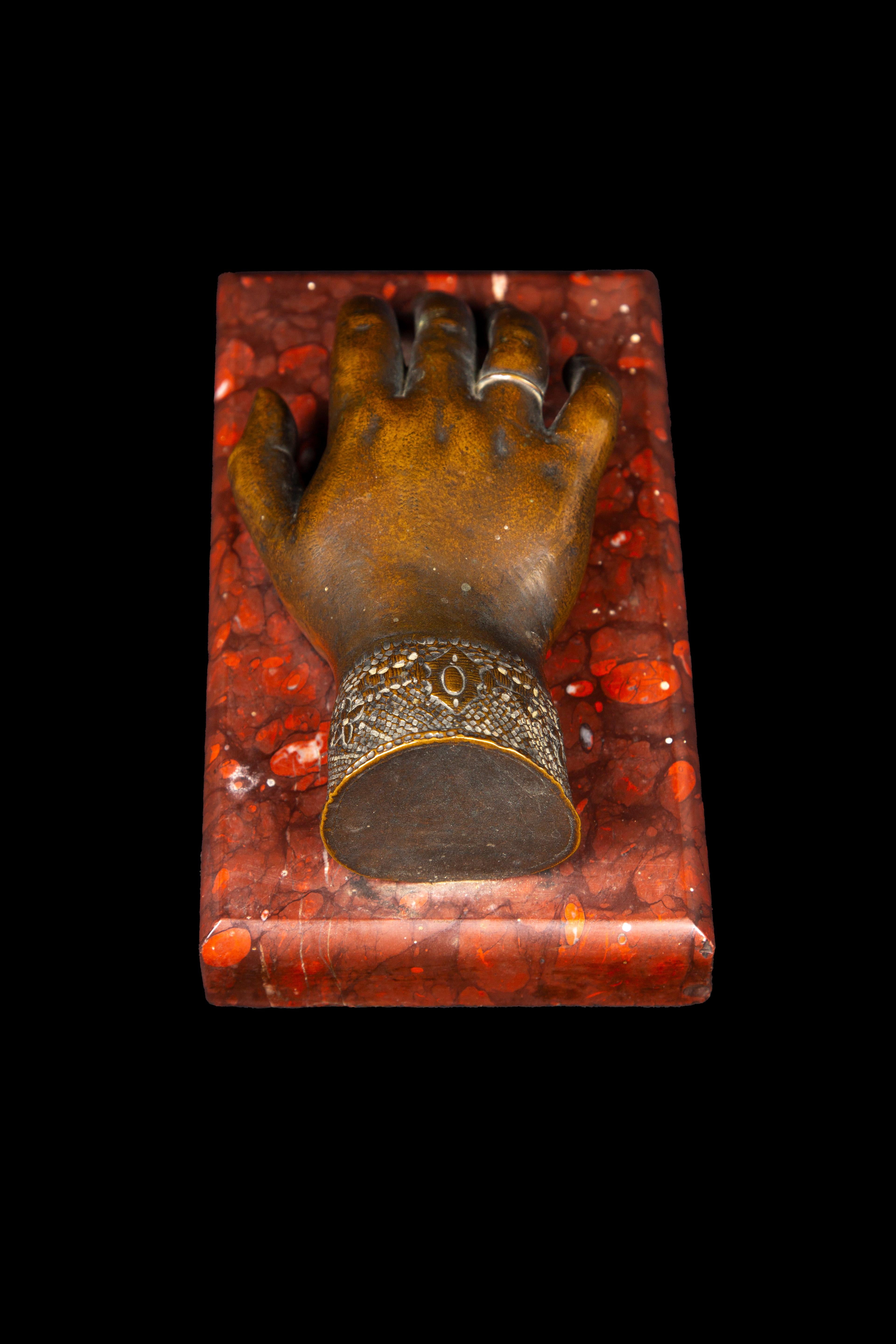 Französische Bronze-Frauenhand aus dem 19. Jahrhundert auf einem Marmorsockel im Zustand „Hervorragend“ im Angebot in New York, NY