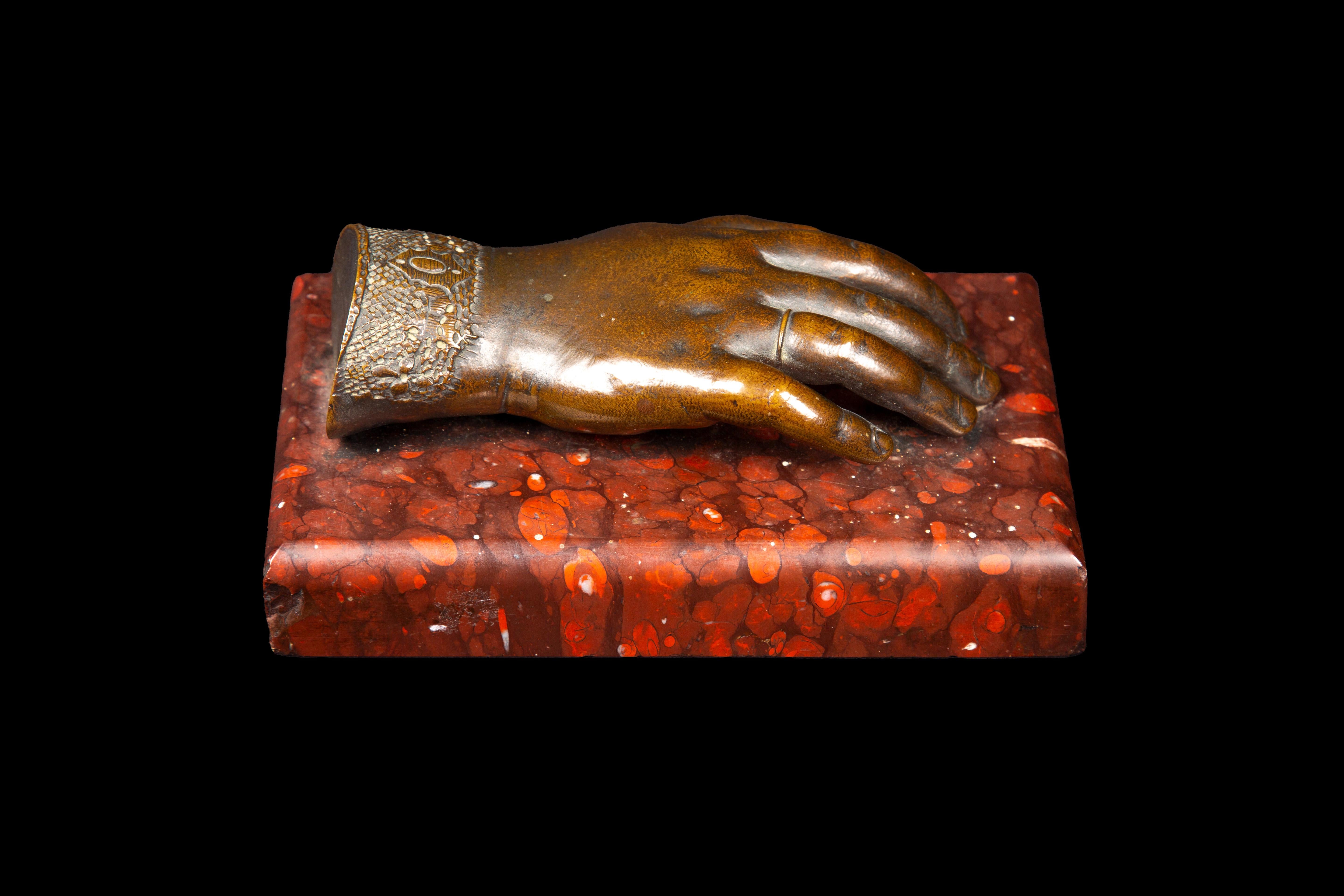 Französische Bronze-Frauenhand aus dem 19. Jahrhundert auf einem Marmorsockel im Angebot 1