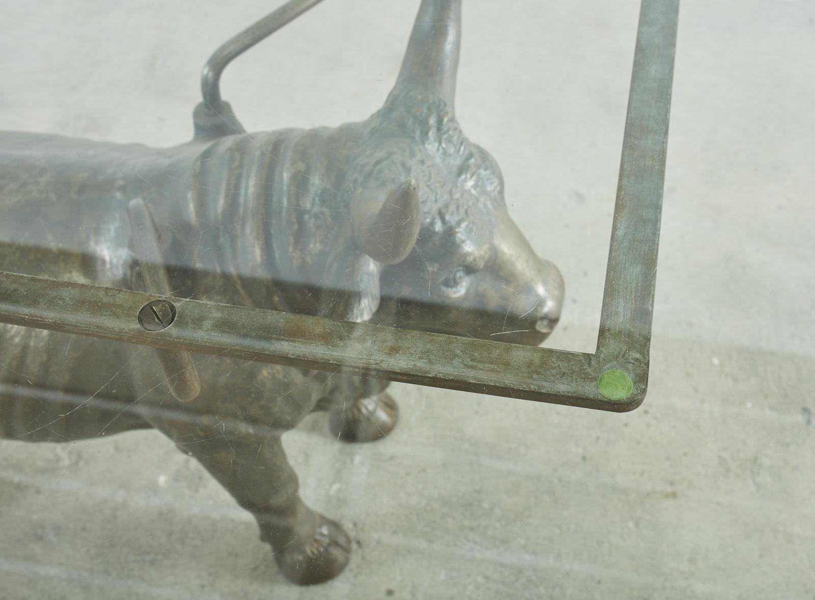 Mesa de comedor francesa del siglo XIX de hierro bronceado con forma de toro en venta 3