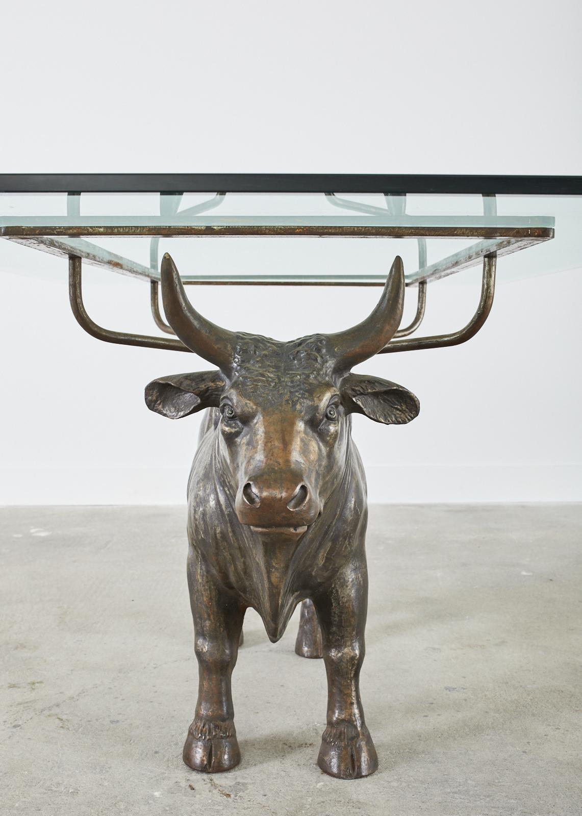 Mesa de comedor francesa del siglo XIX de hierro bronceado con forma de toro en venta 5