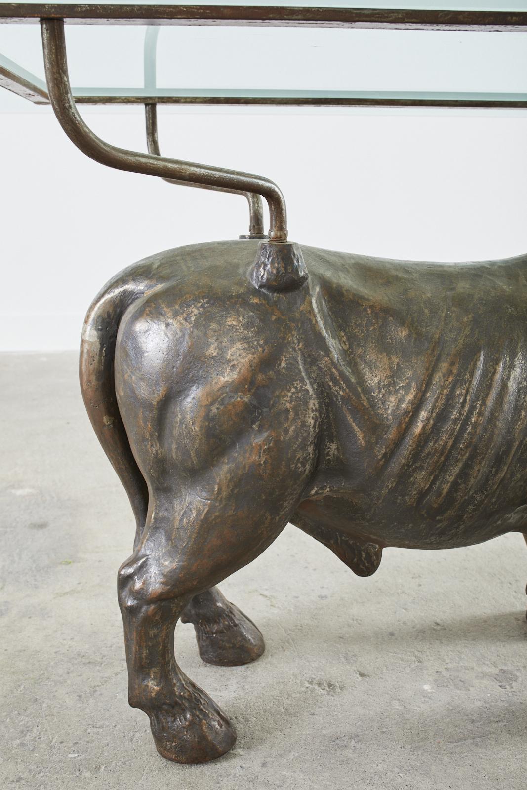 Mesa de comedor francesa del siglo XIX de hierro bronceado con forma de toro en venta 6