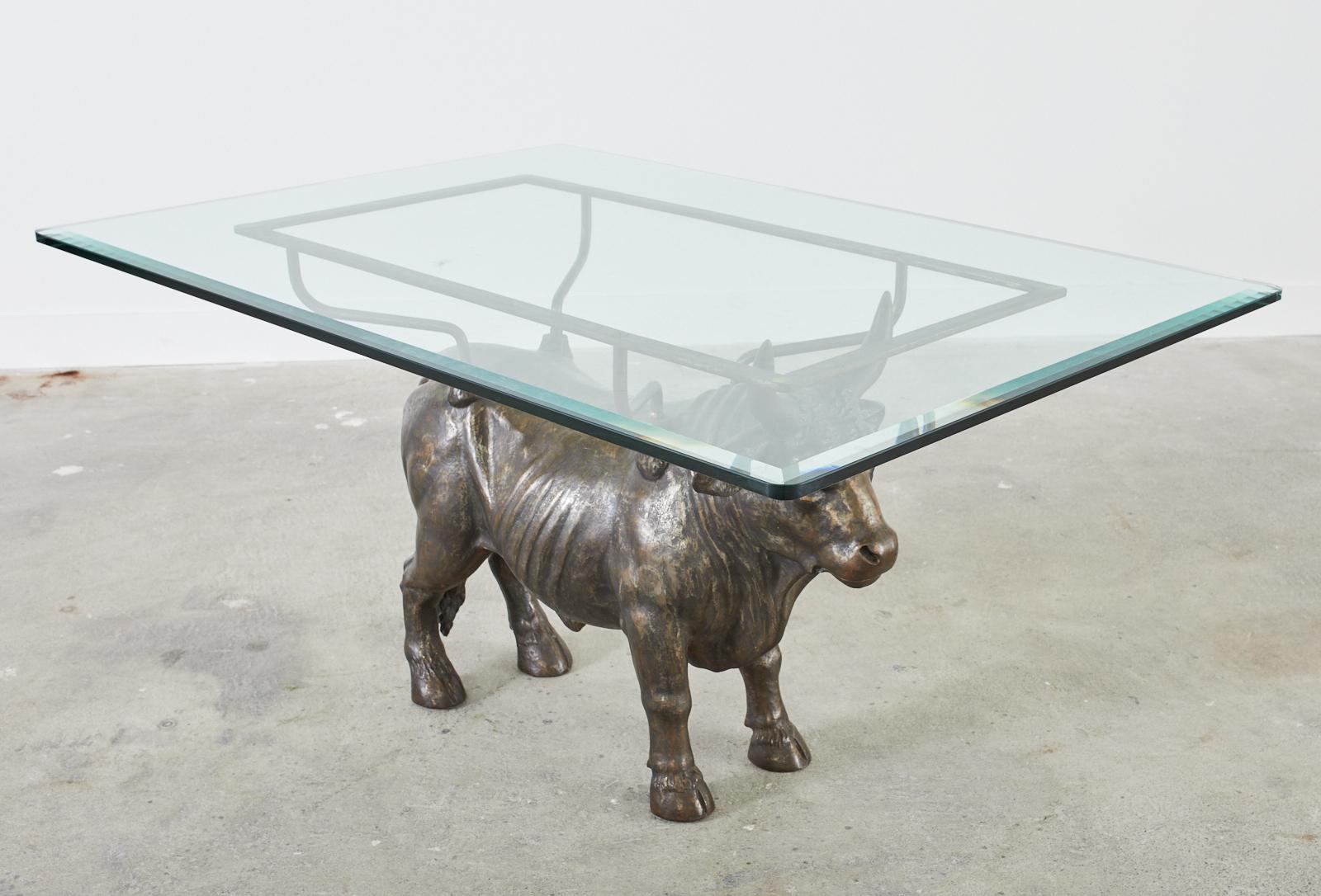 Mesa de comedor francesa del siglo XIX de hierro bronceado con forma de toro en venta 8