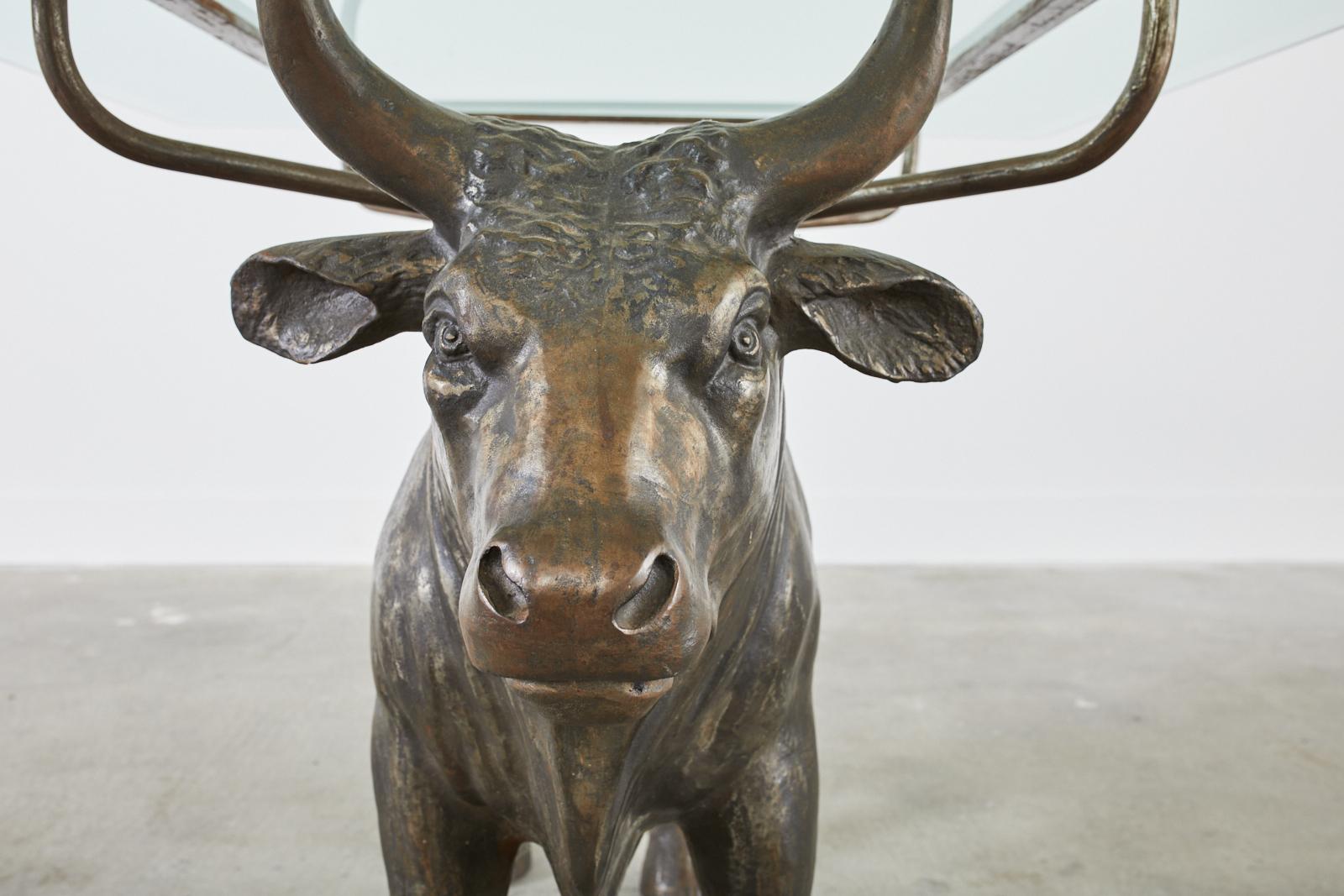 Mesa de comedor francesa del siglo XIX de hierro bronceado con forma de toro en venta 9