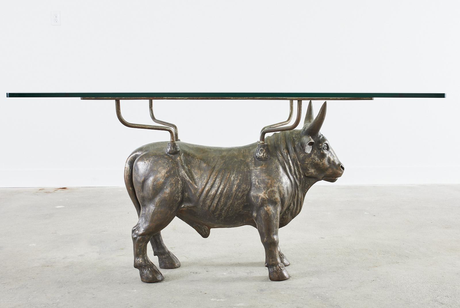 Mesa de comedor francesa del siglo XIX de hierro bronceado con forma de toro en venta 12