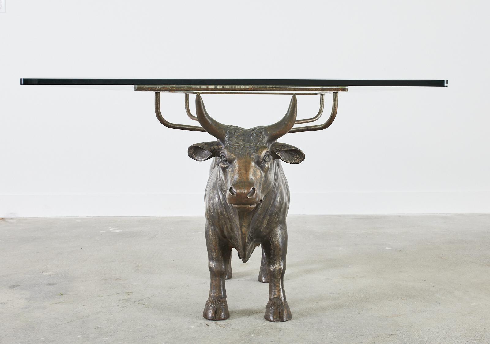 Mesa de comedor francesa del siglo XIX de hierro bronceado con forma de toro en venta 1