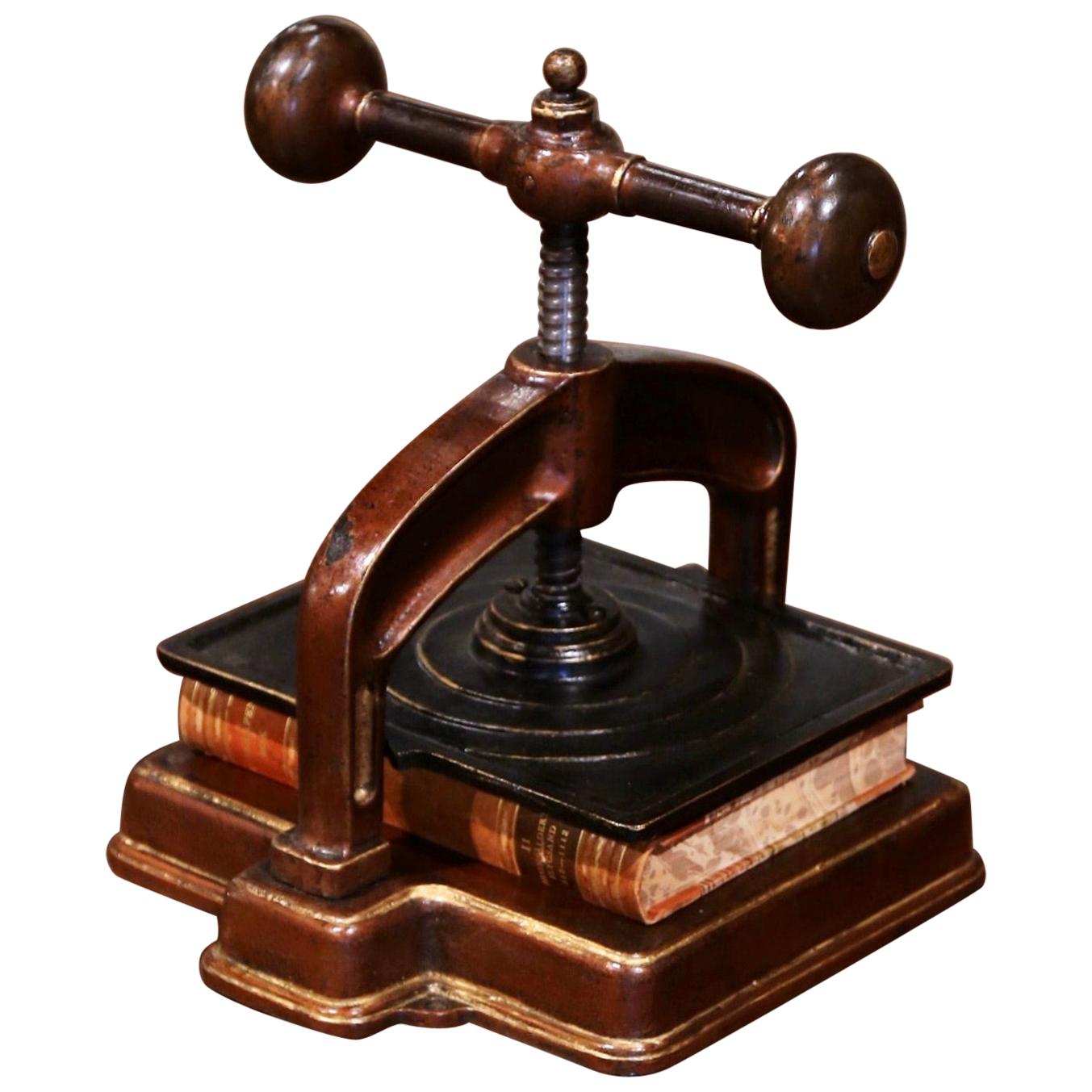 Presse à relier les livres en fer forgé brun et doré du 19e siècle