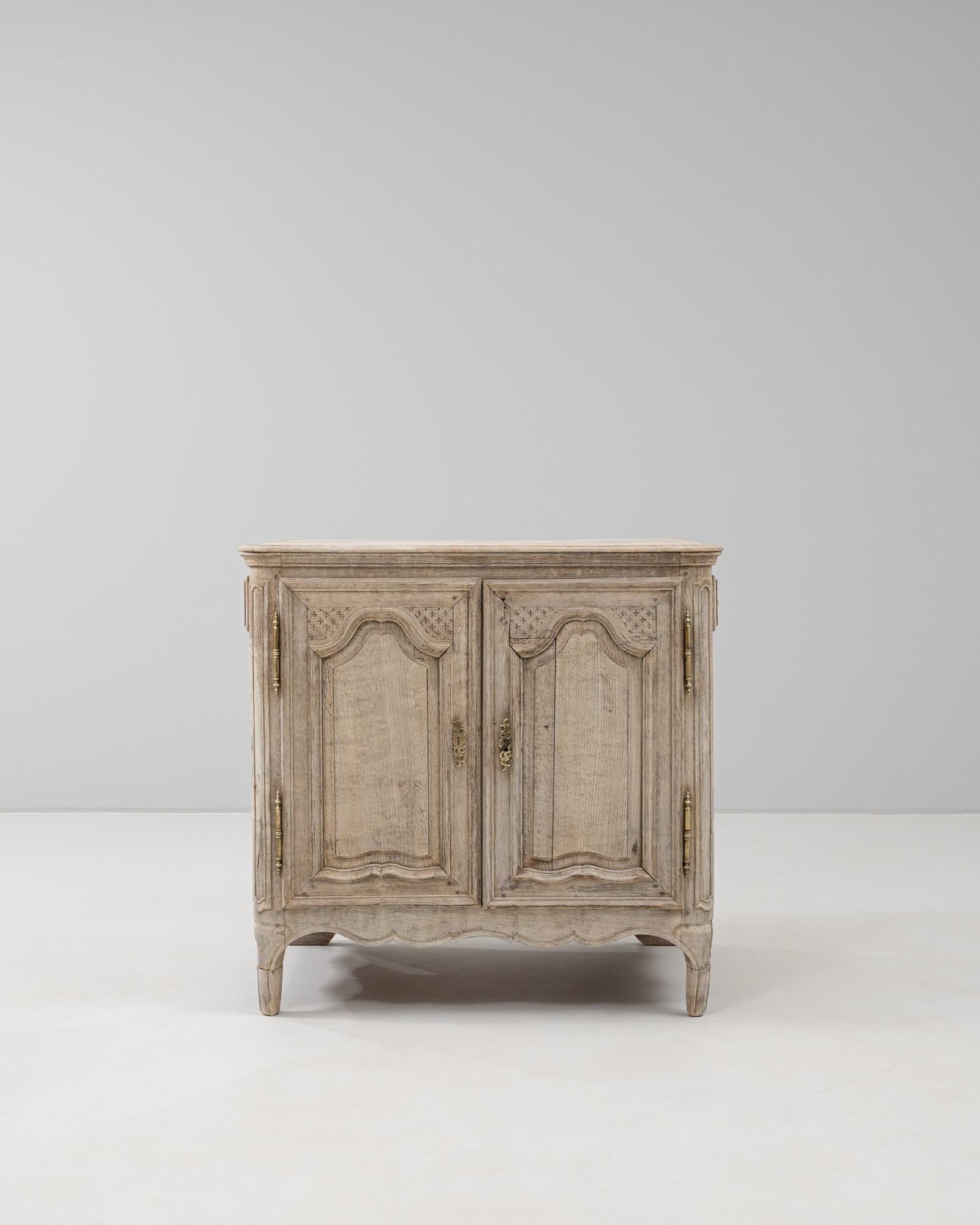 Ce buffet français du XIXe siècle présente l'attrait intemporel de l'artisanat provincial avec ses lignes élégantes et sa patine d'usage. Fabriquée en bois massif, cette pièce présente de magnifiques portes à panneaux sculptés aux bords festonnés,