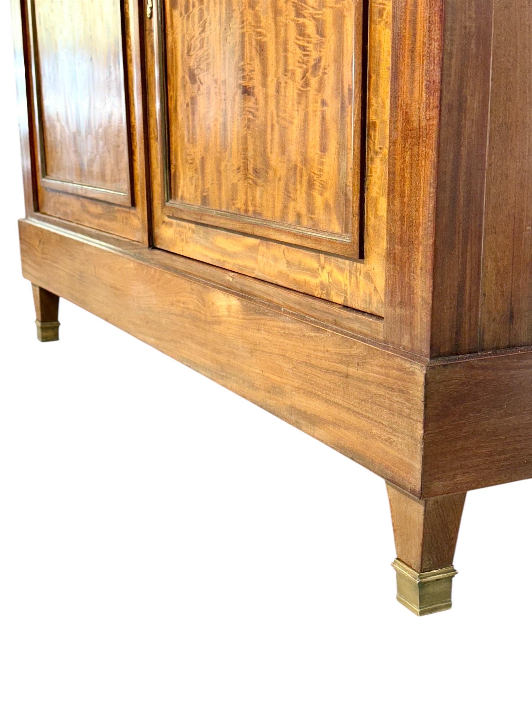 Buffet francese del XIX secolo in olmo di radica con piano in marmo nero in vendita 4