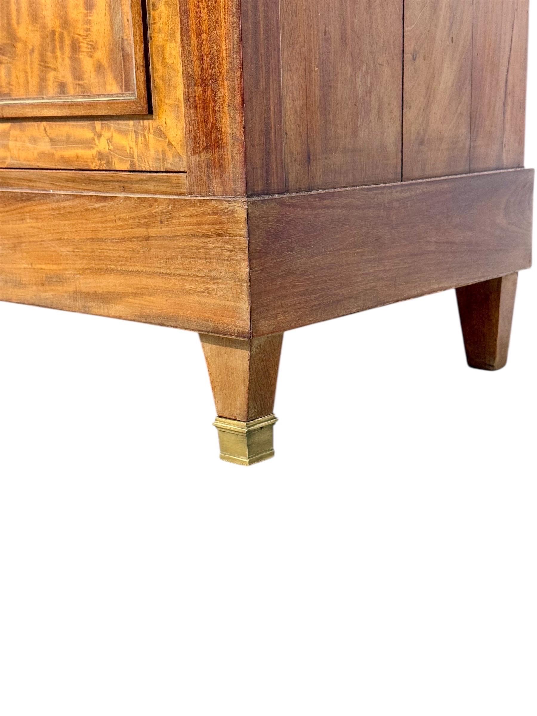 Buffet francese del XIX secolo in olmo di radica con piano in marmo nero in vendita 6