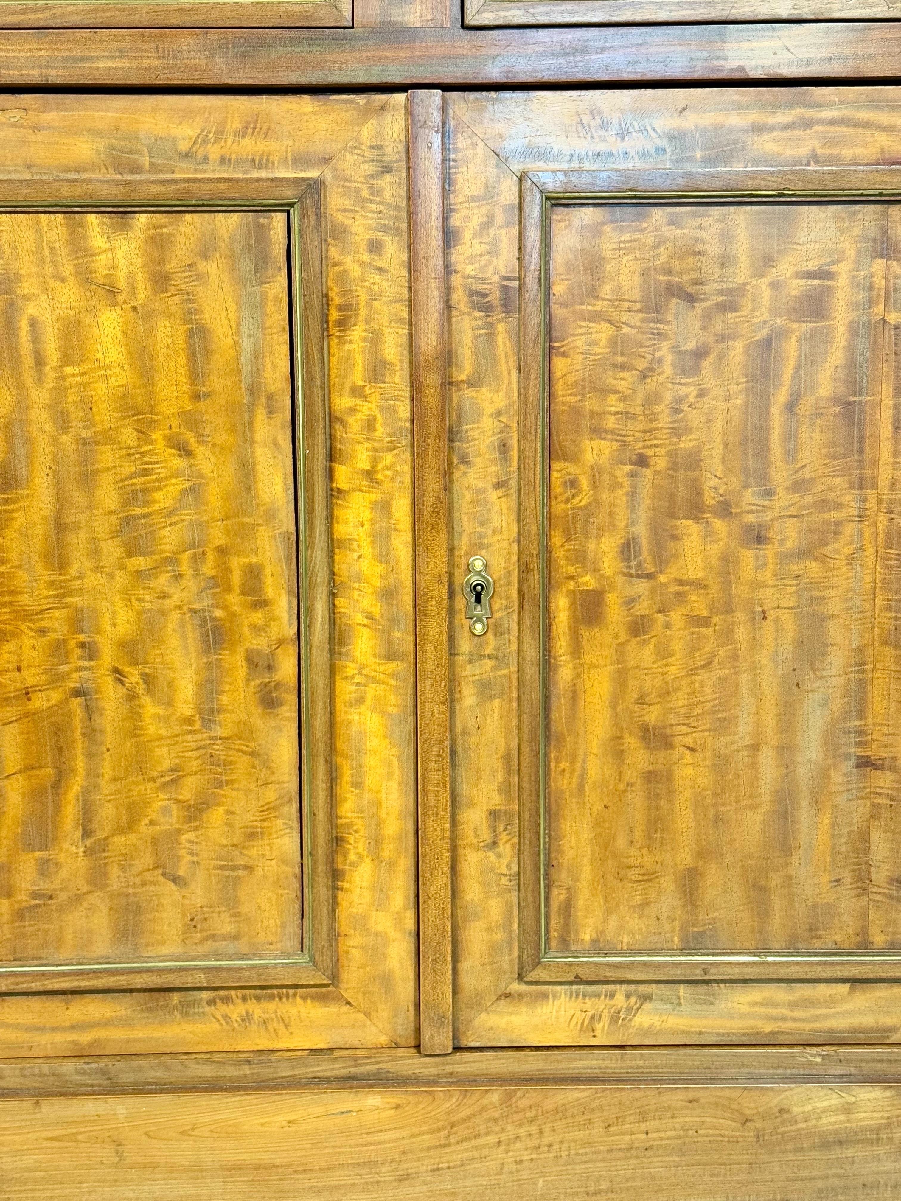 Buffet francese del XIX secolo in olmo di radica con piano in marmo nero in vendita 7