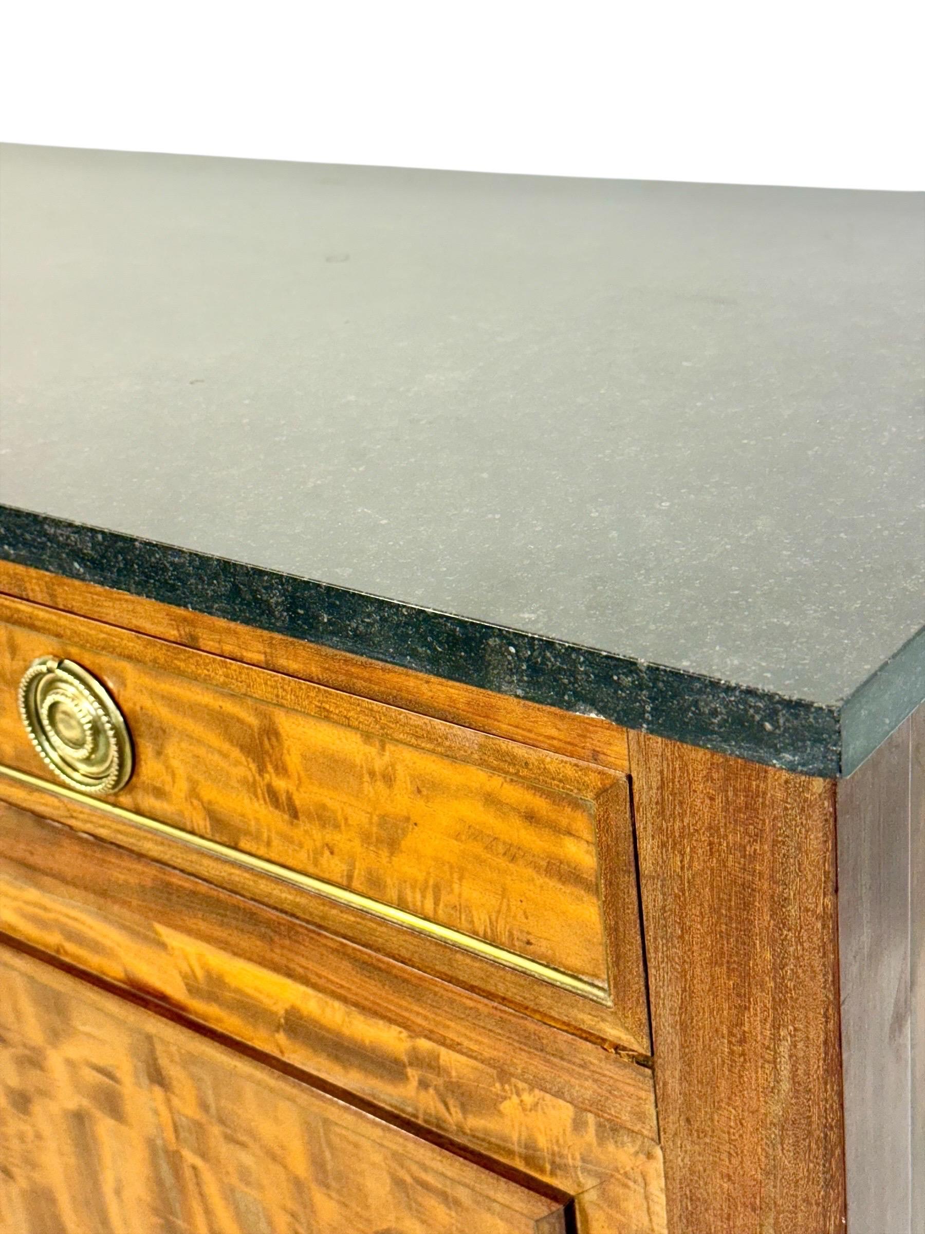 Buffet francese del XIX secolo in olmo di radica con piano in marmo nero in vendita 8