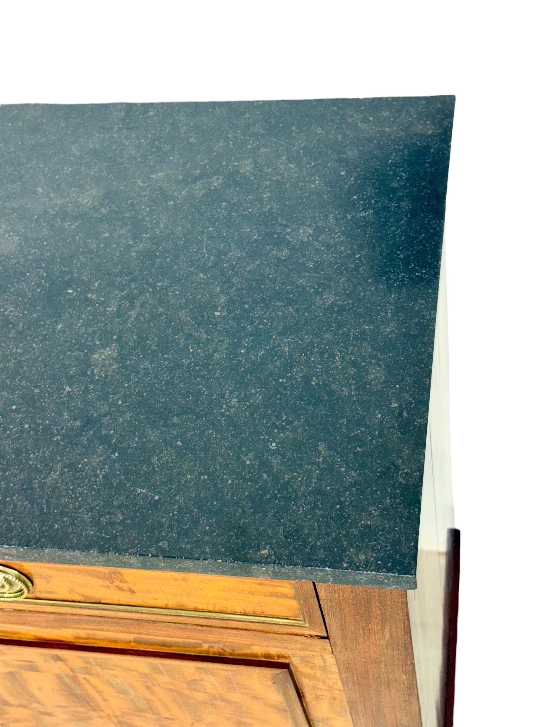 Buffet francese del XIX secolo in olmo di radica con piano in marmo nero in vendita 9