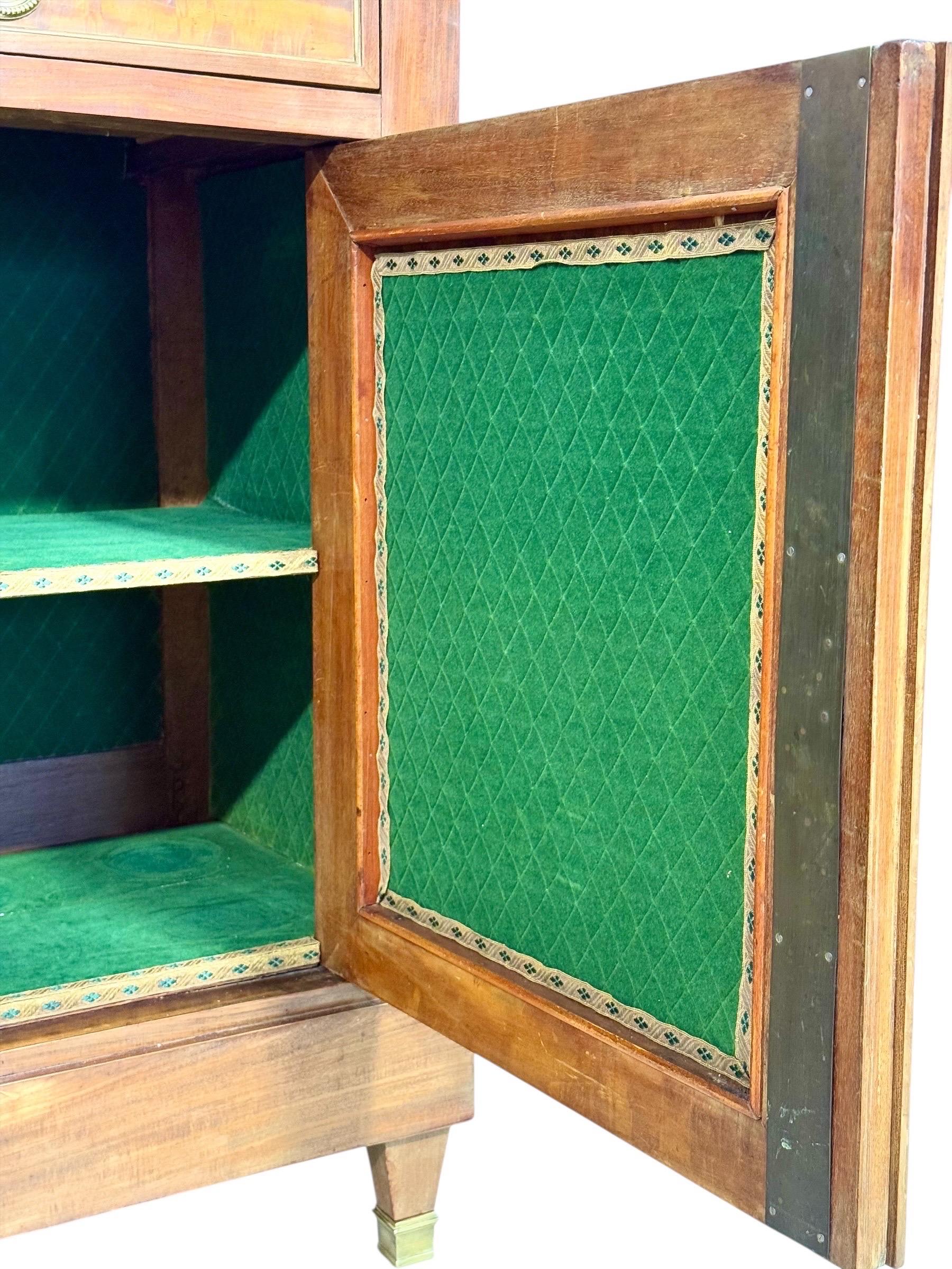 Buffet francese del XIX secolo in olmo di radica con piano in marmo nero in vendita 10