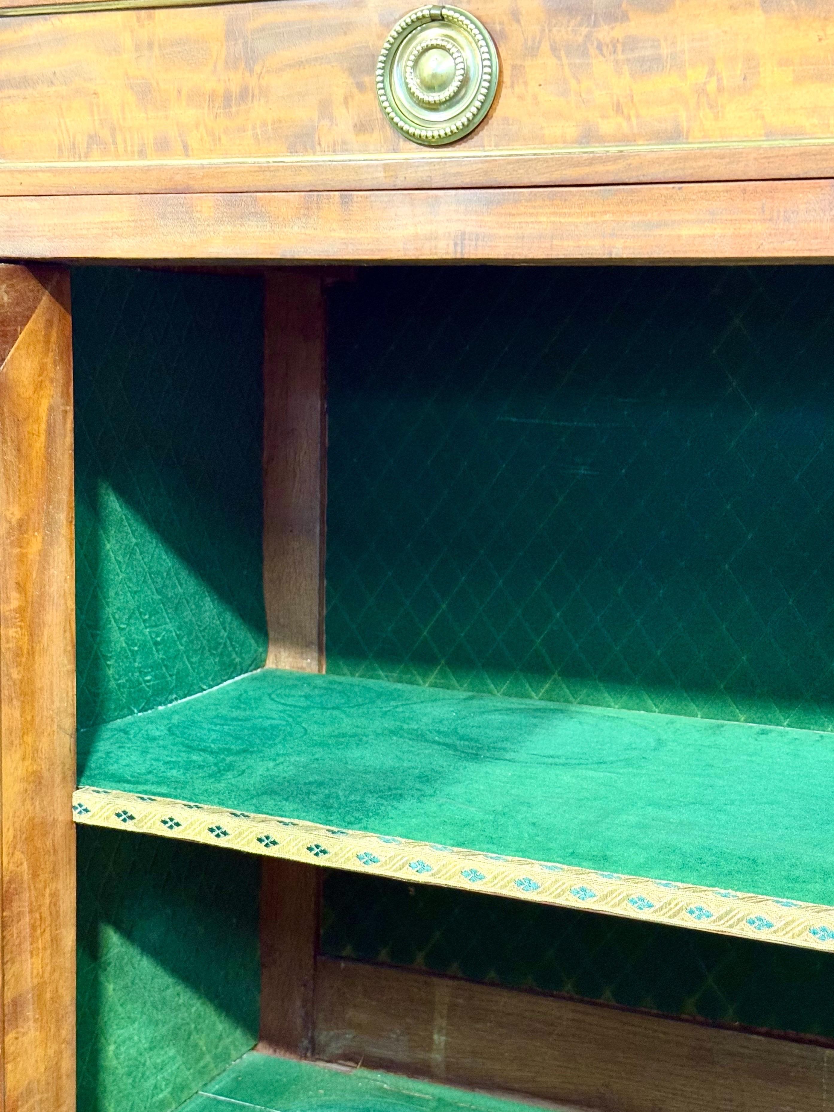 Buffet francese del XIX secolo in olmo di radica con piano in marmo nero in vendita 11