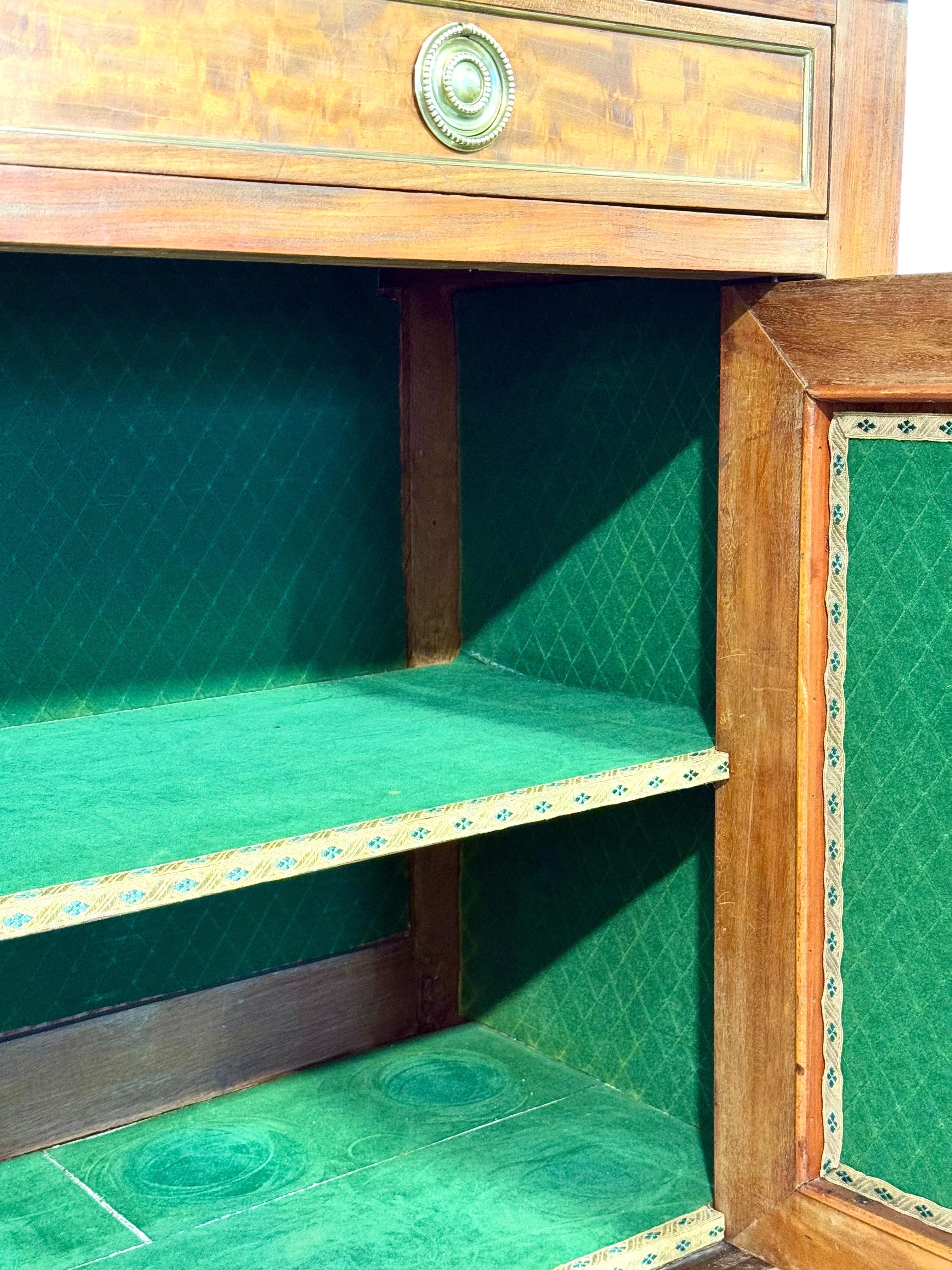 Buffet francese del XIX secolo in olmo di radica con piano in marmo nero in vendita 12