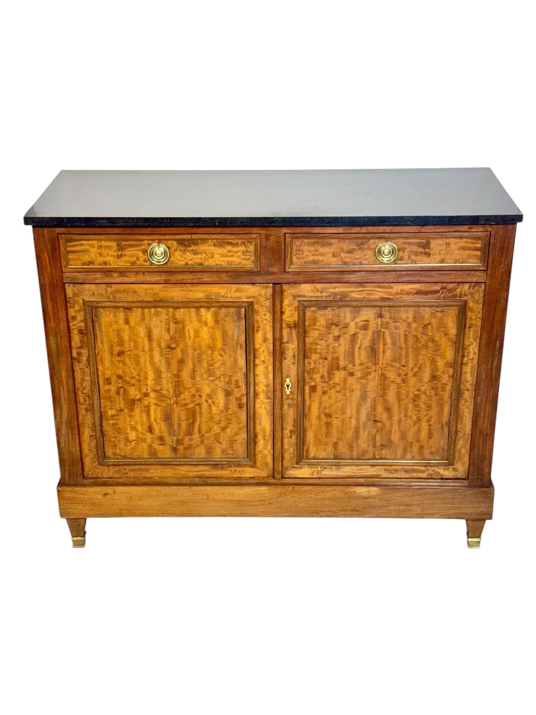 Un raffinato buffet francese del XIX secolo, splendidamente realizzato in impiallacciatura di olmo con una luminosa tonalità dorata e una ricca venatura figurata. Con un marmo nero profondo, questo pezzo elegante combina una raffinatezza senza tempo