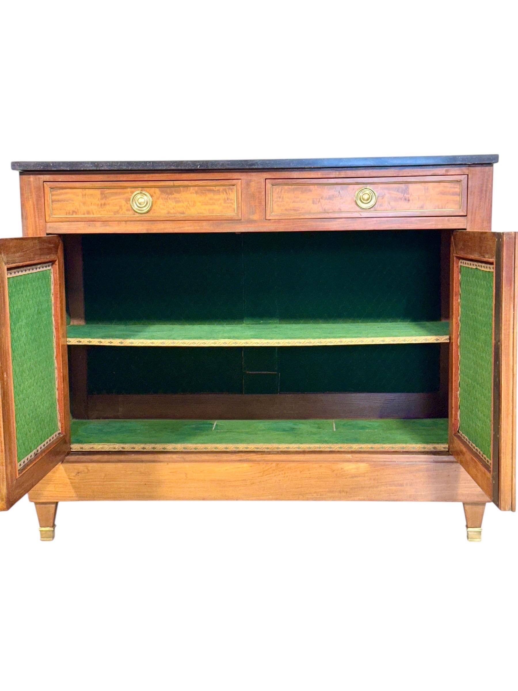 Francese Buffet francese del XIX secolo in olmo di radica con piano in marmo nero in vendita