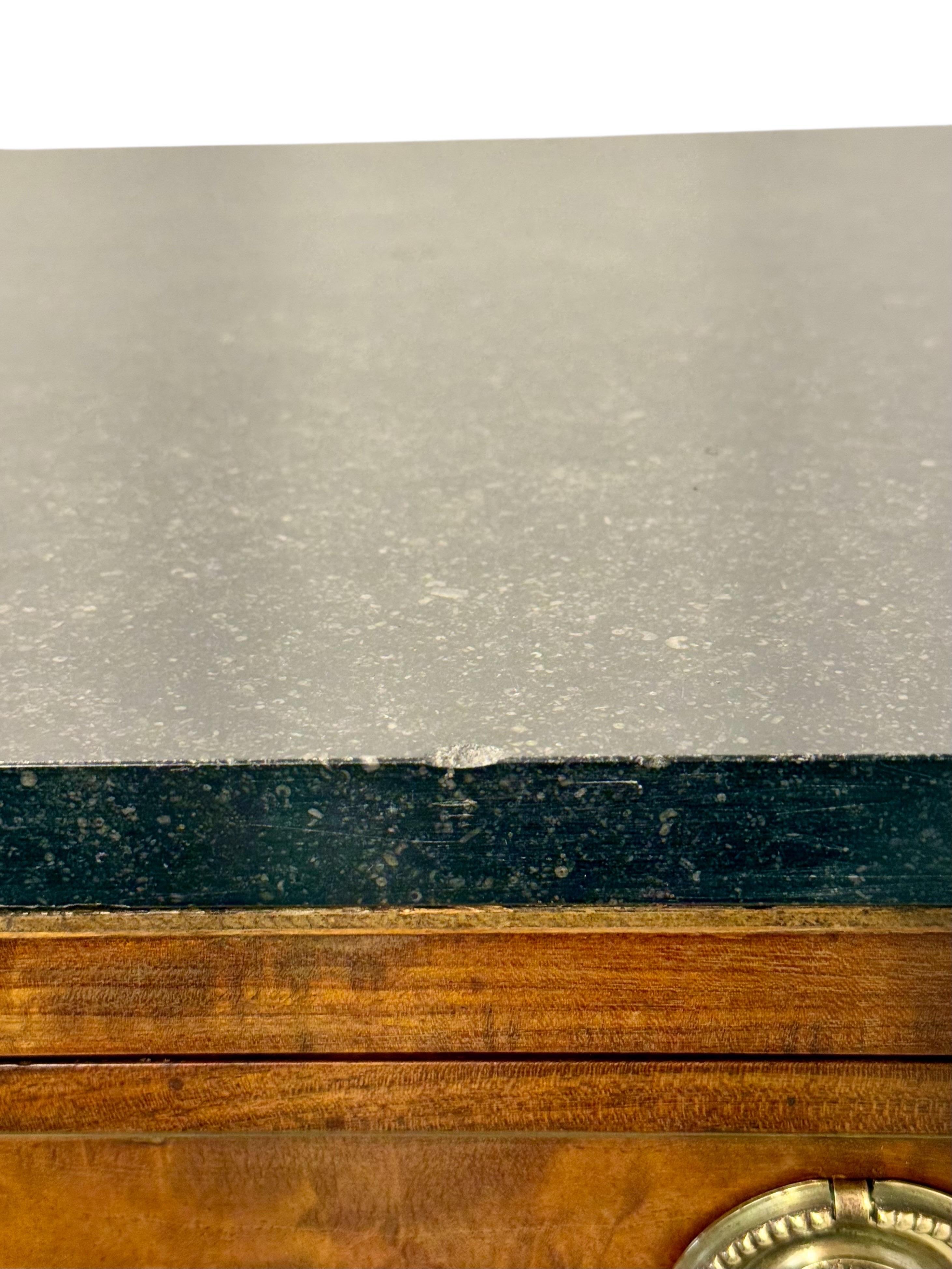 Ottone Buffet francese del XIX secolo in olmo di radica con piano in marmo nero in vendita