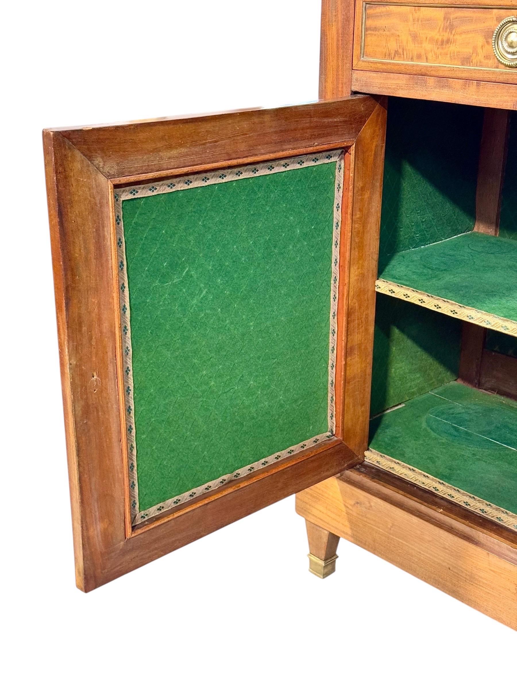 Buffet francese del XIX secolo in olmo di radica con piano in marmo nero in vendita 2