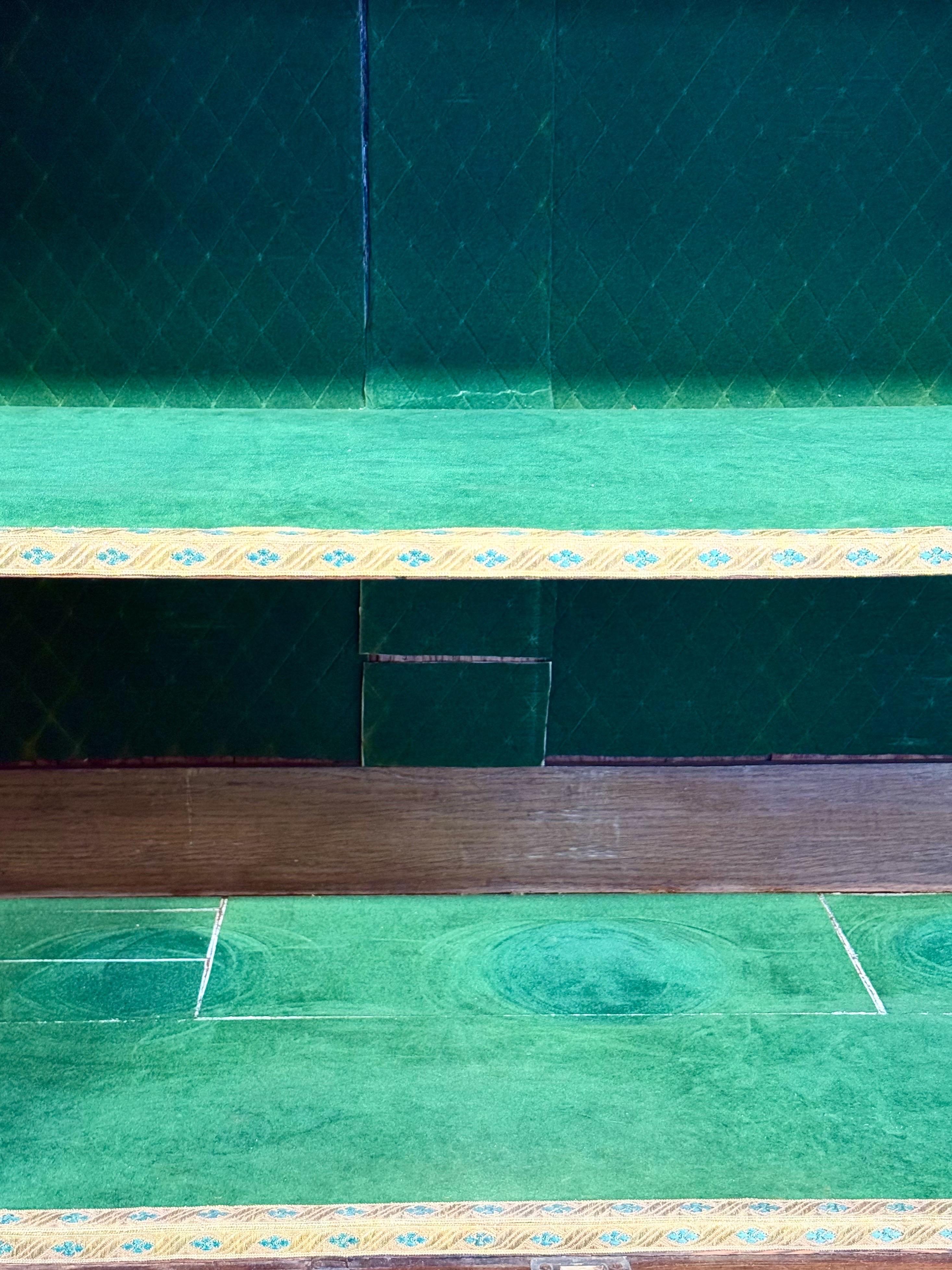 Buffet francese del XIX secolo in olmo di radica con piano in marmo nero in vendita 3