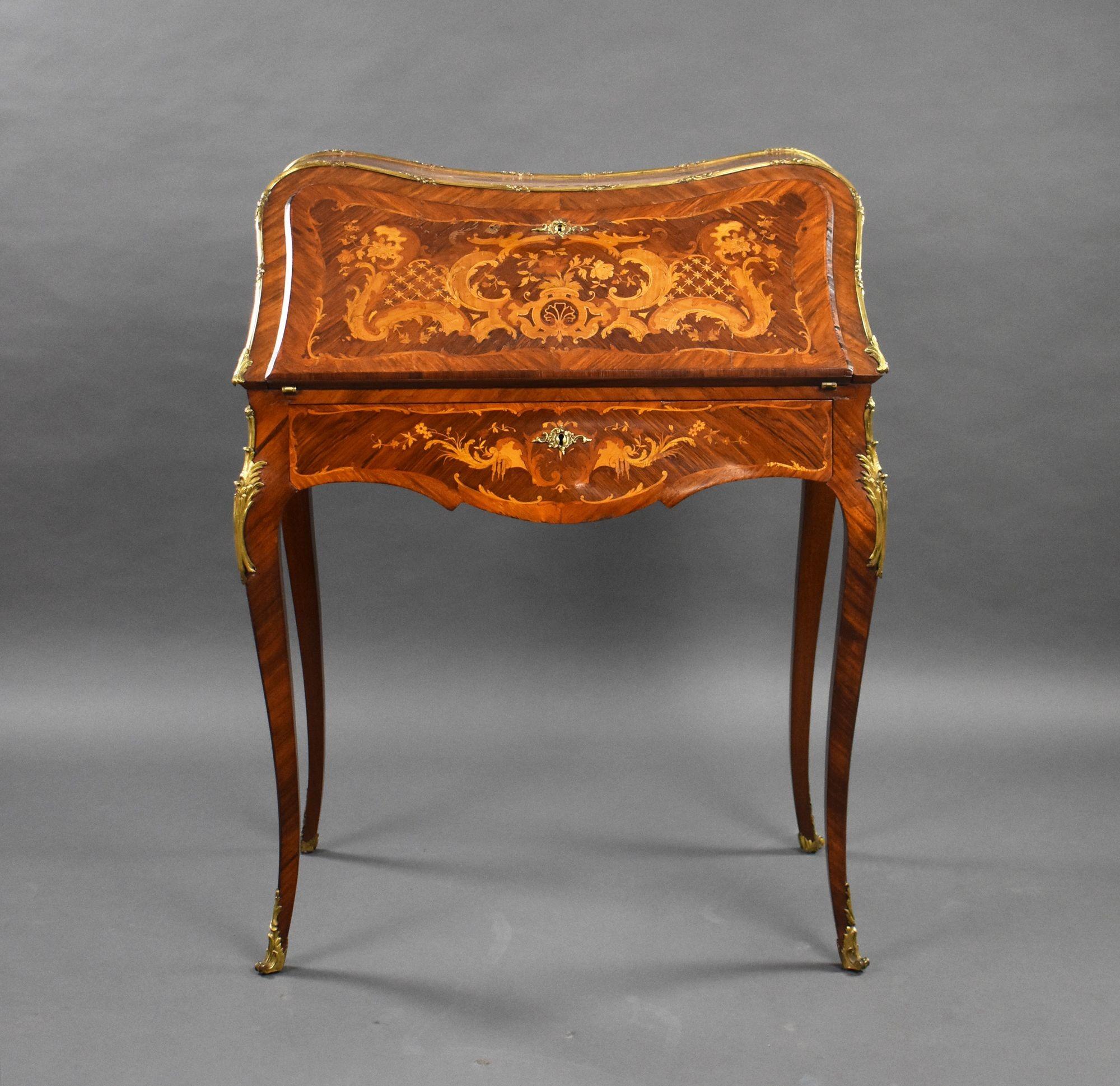 In vendita un bureau de dame francese di buona qualità del XIX secolo, montato in metallo dorato e con intarsi bombati, in stile Luigi XV. Il fronte a caduta si apre su un interno attrezzato e su una superficie di scrittura, con un singolo cassetto