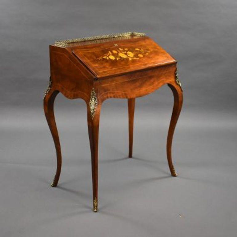 In vendita un bureau de dame francese del XIX secolo di buona qualità, in ottime condizioni per la sua età.
Larghezza: 74cm Profondità: 47cm Altezza: 91cm