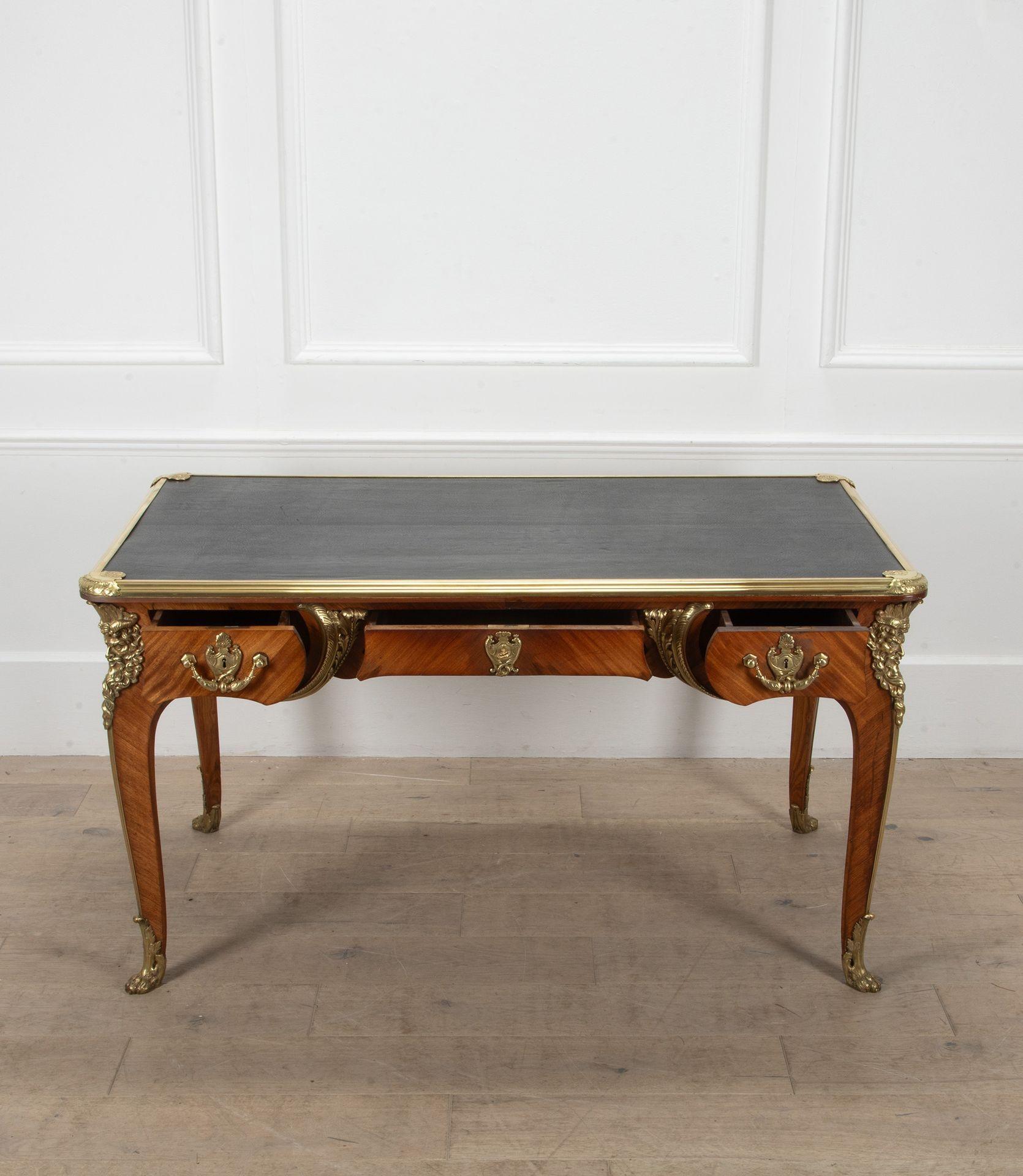 Scrittoio francese del XIX secolo con superficie in legno impiallacciato e piano in pelle nera.
Incorniciato da un bordo in ottone dorato. La scrivania ha tre cassetti sul davanti con elaborate montature in ormolu. Comprese le maniglie decorative e