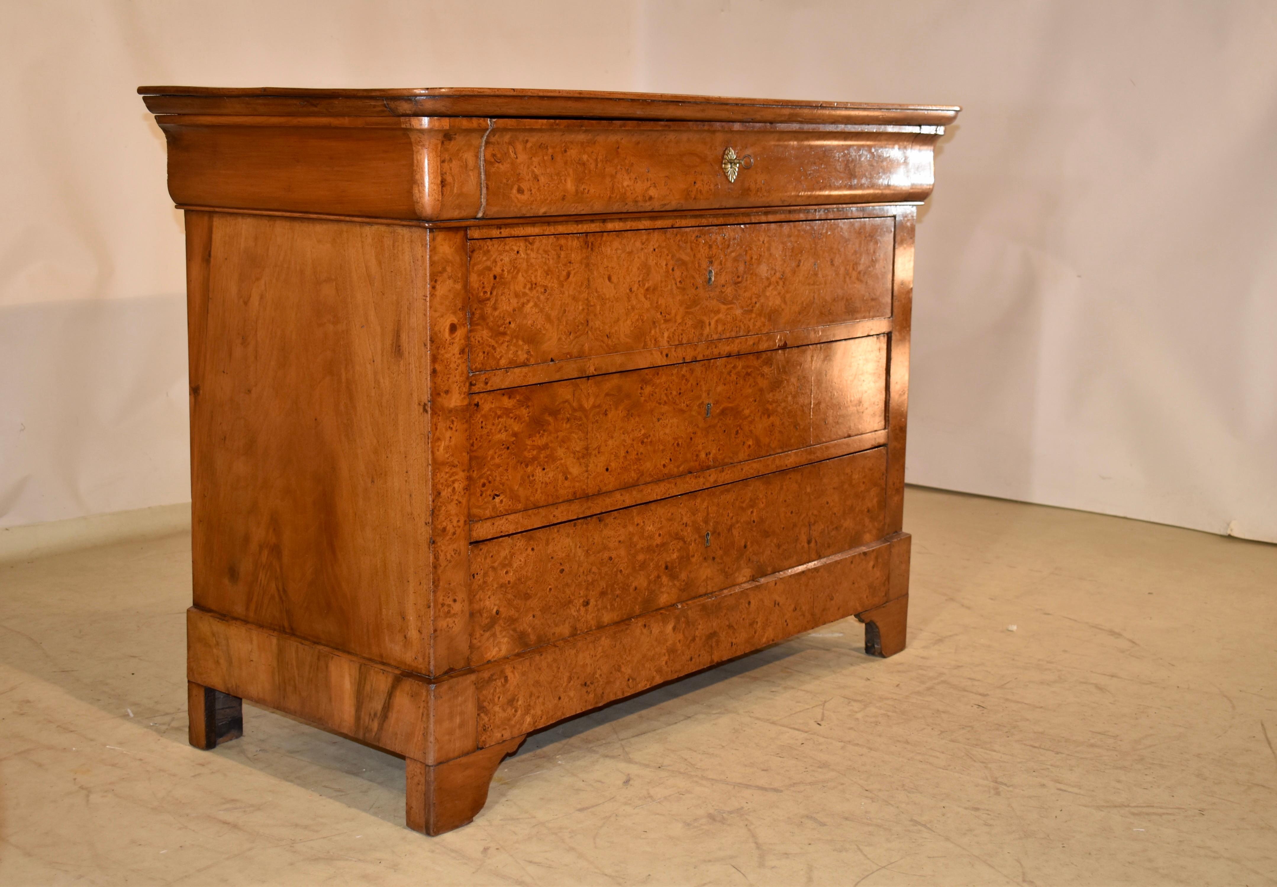 Francese Commode francese in radica di noce del XIX secolo in vendita