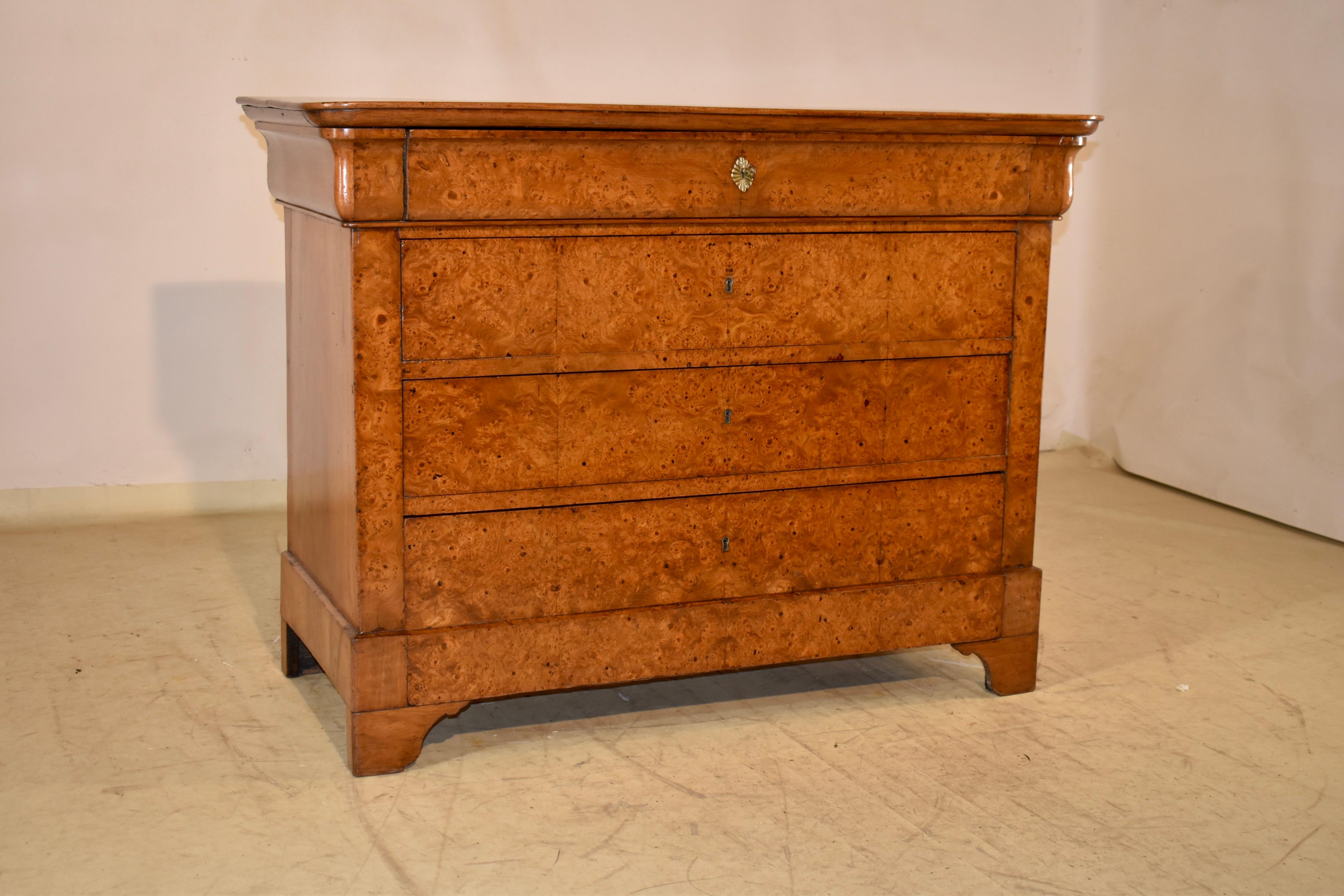 Commode francese in radica di noce del XIX secolo In condizioni buone in vendita a High Point, NC