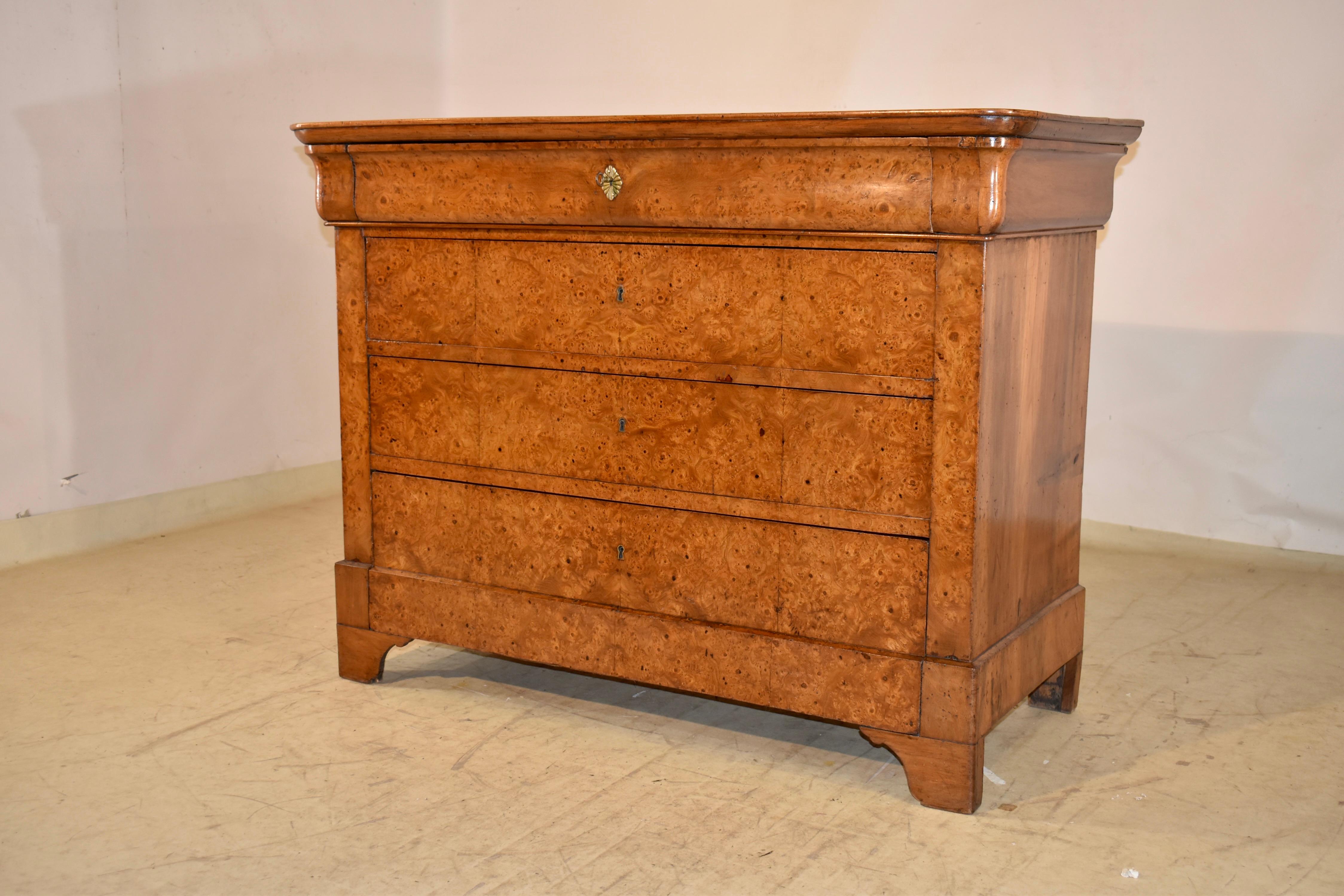 Noce Commode francese in radica di noce del XIX secolo in vendita