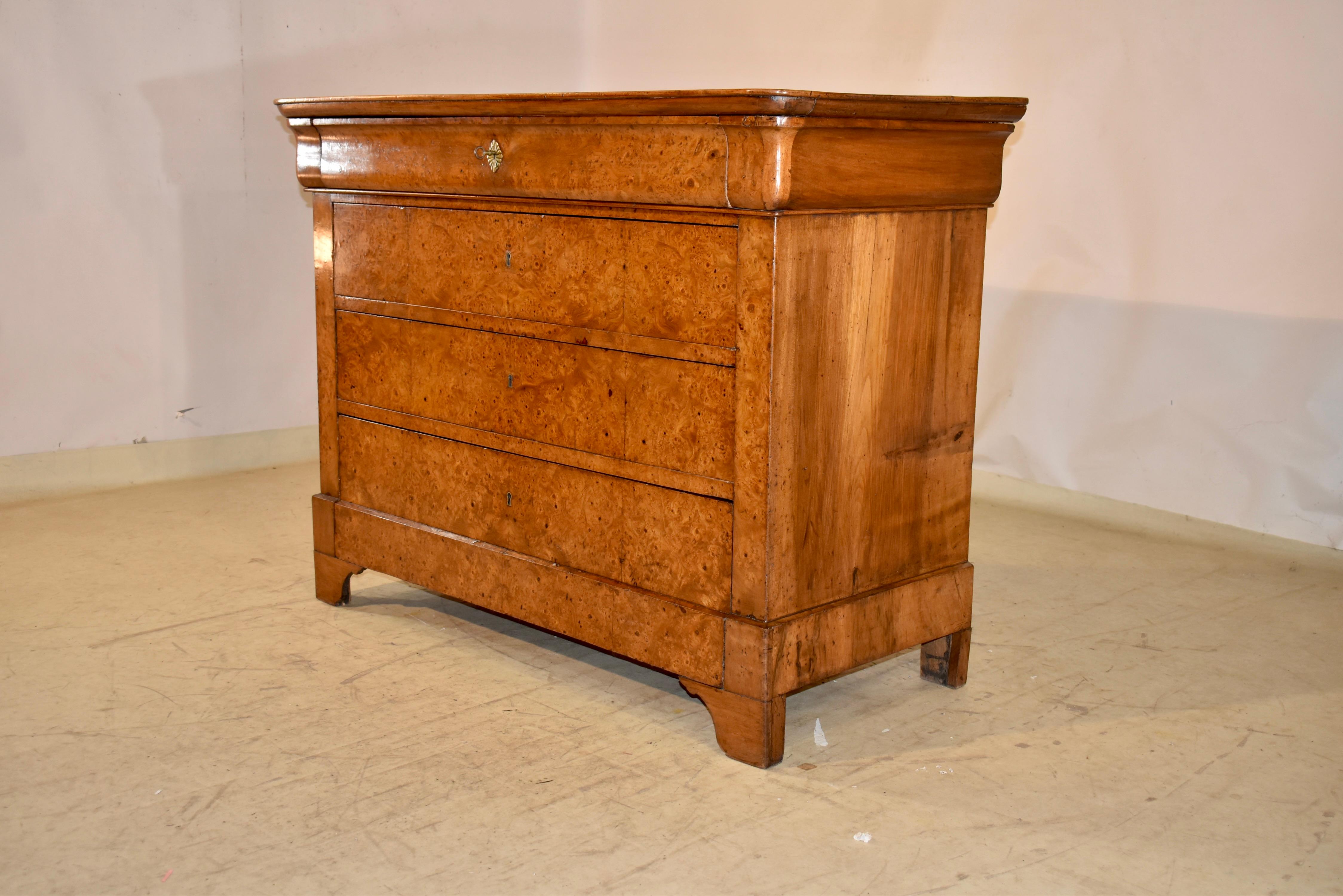 Commode francese in radica di noce del XIX secolo in vendita 1
