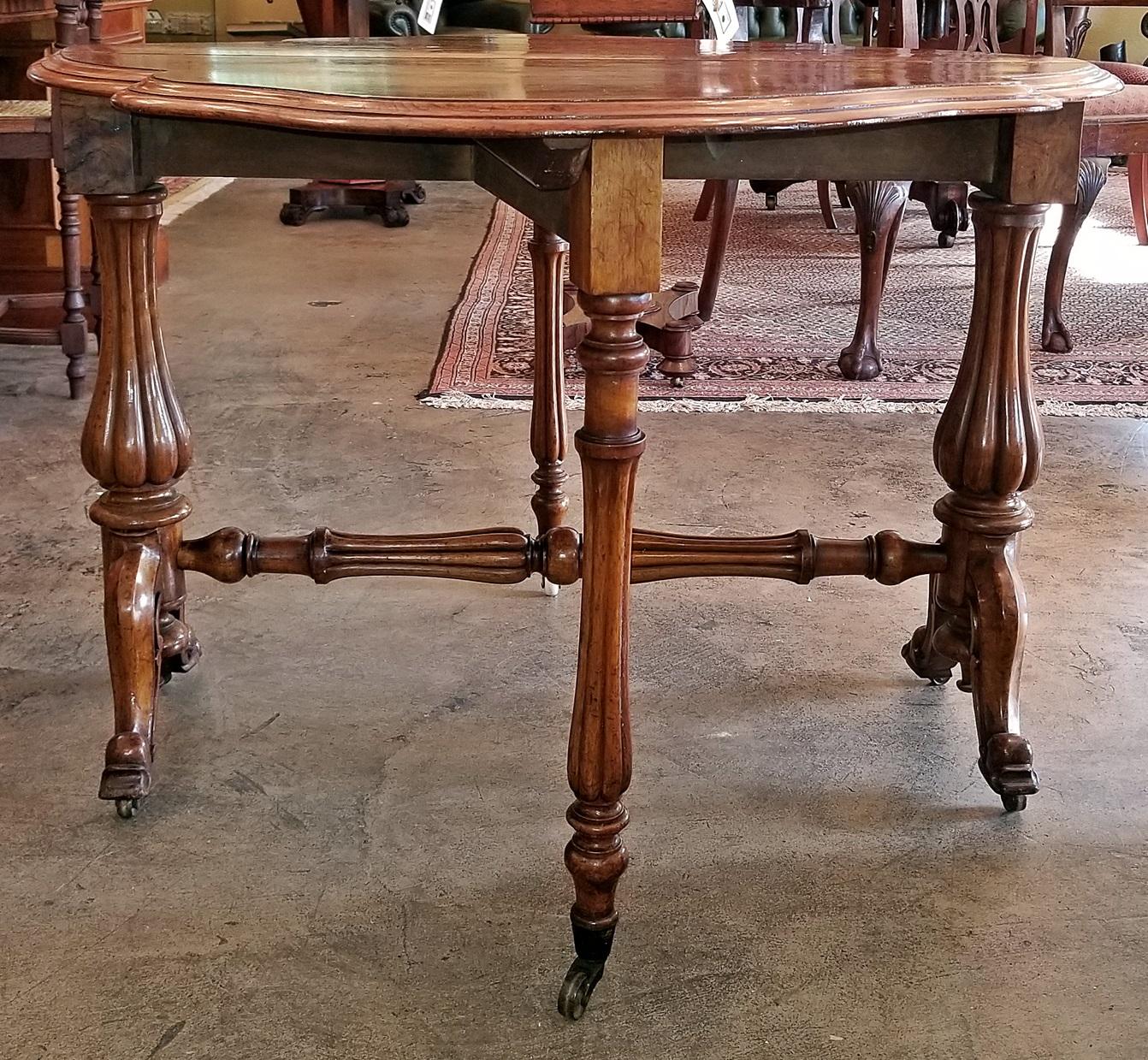 Table Sutherland anglaise en ronce de noyer du 19ème siècle Bon état - En vente à Dallas, TX