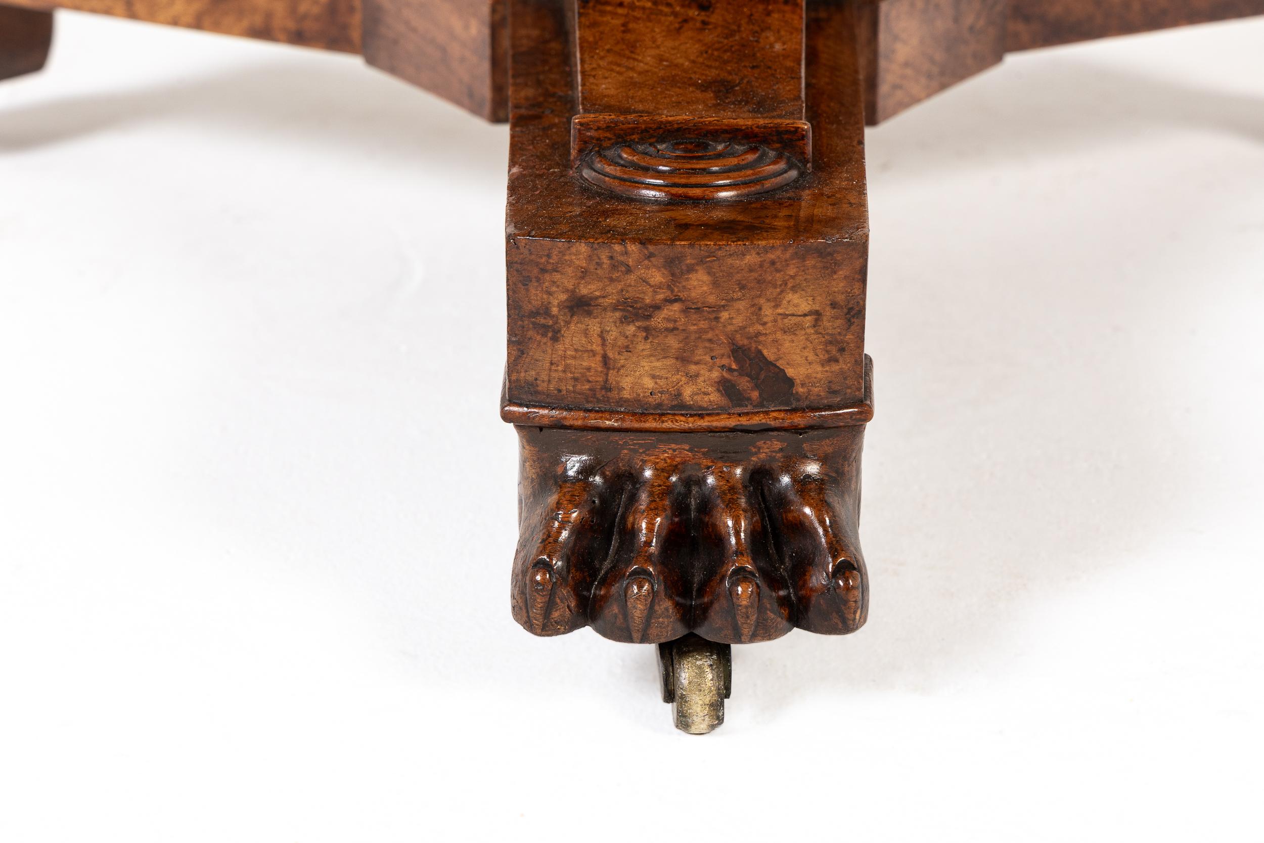 Un eccezionale Guéridon o tavolo da centro in radica francese del XIX secolo con un favoloso piano in marmo originale.

Questo tavolo, di qualità eccezionale, ha una base angolare tripartita. Le tre gambe terminano ciascuna con piedi a zampa