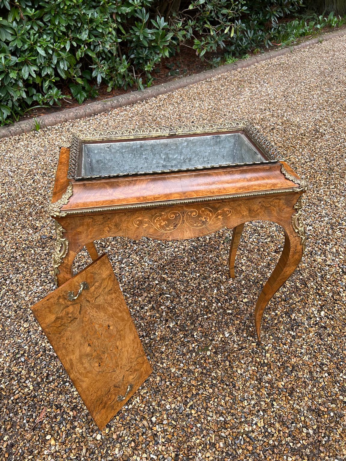19th Century French Burr Walnut and Marquetry Jardiniere In Good Condition In Richmond, Surrey