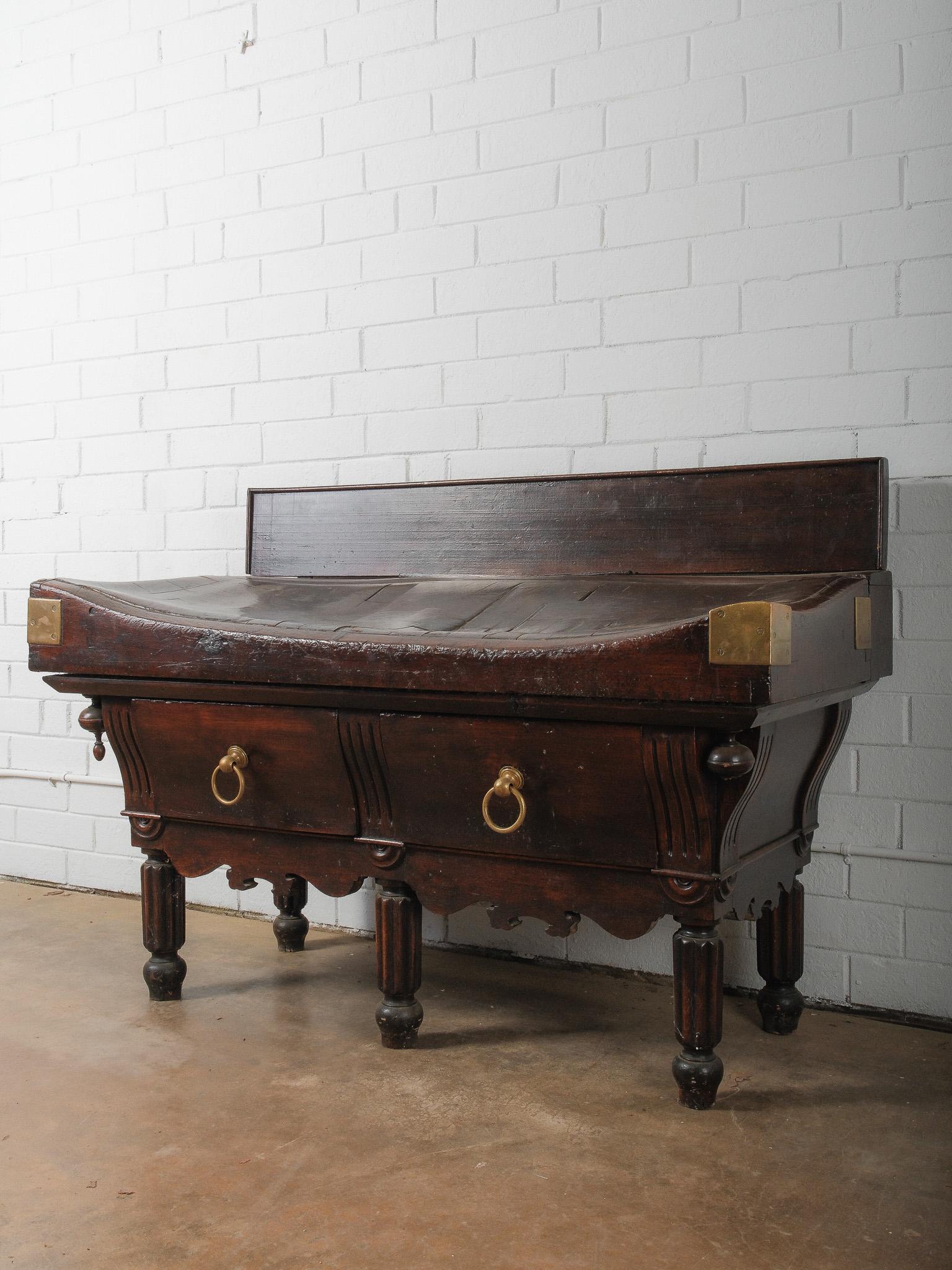 Mesa francesa de bloque de carnicero del siglo XIX con tablero de latón teñido de oscuro en venta 4