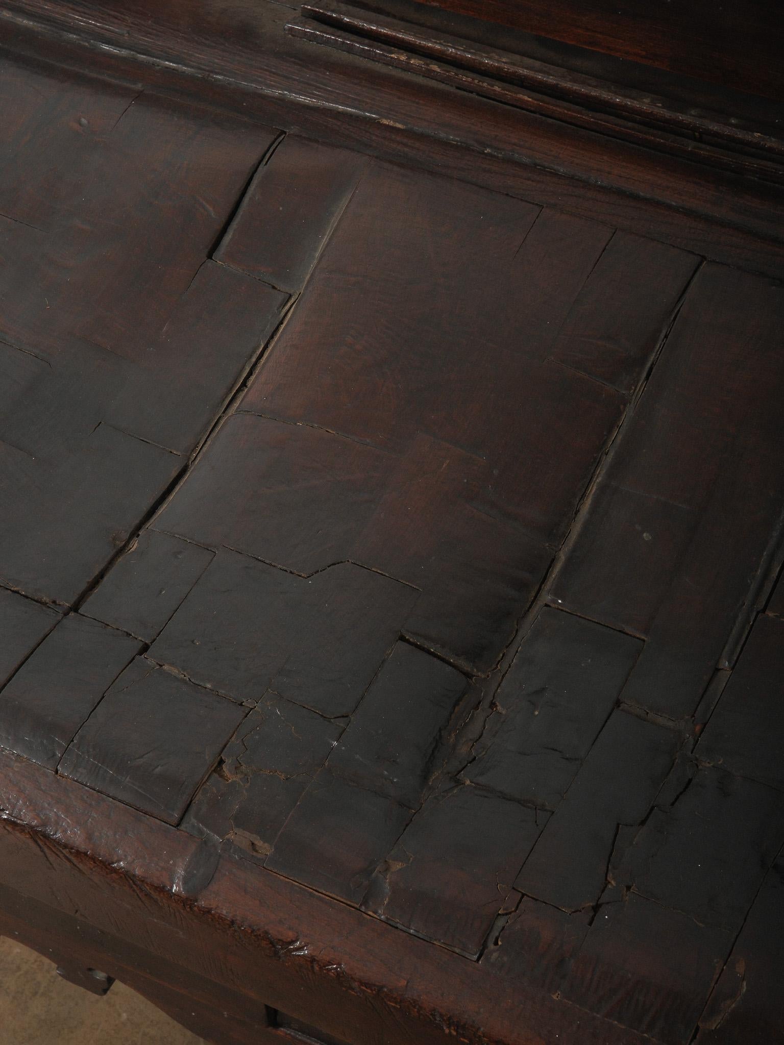 Mesa francesa de bloque de carnicero del siglo XIX con tablero de latón teñido de oscuro en venta 5