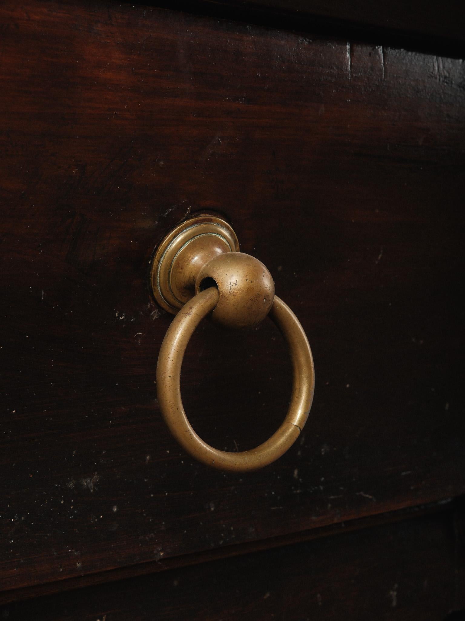 Mesa francesa de bloque de carnicero del siglo XIX con tablero de latón teñido de oscuro en venta 6