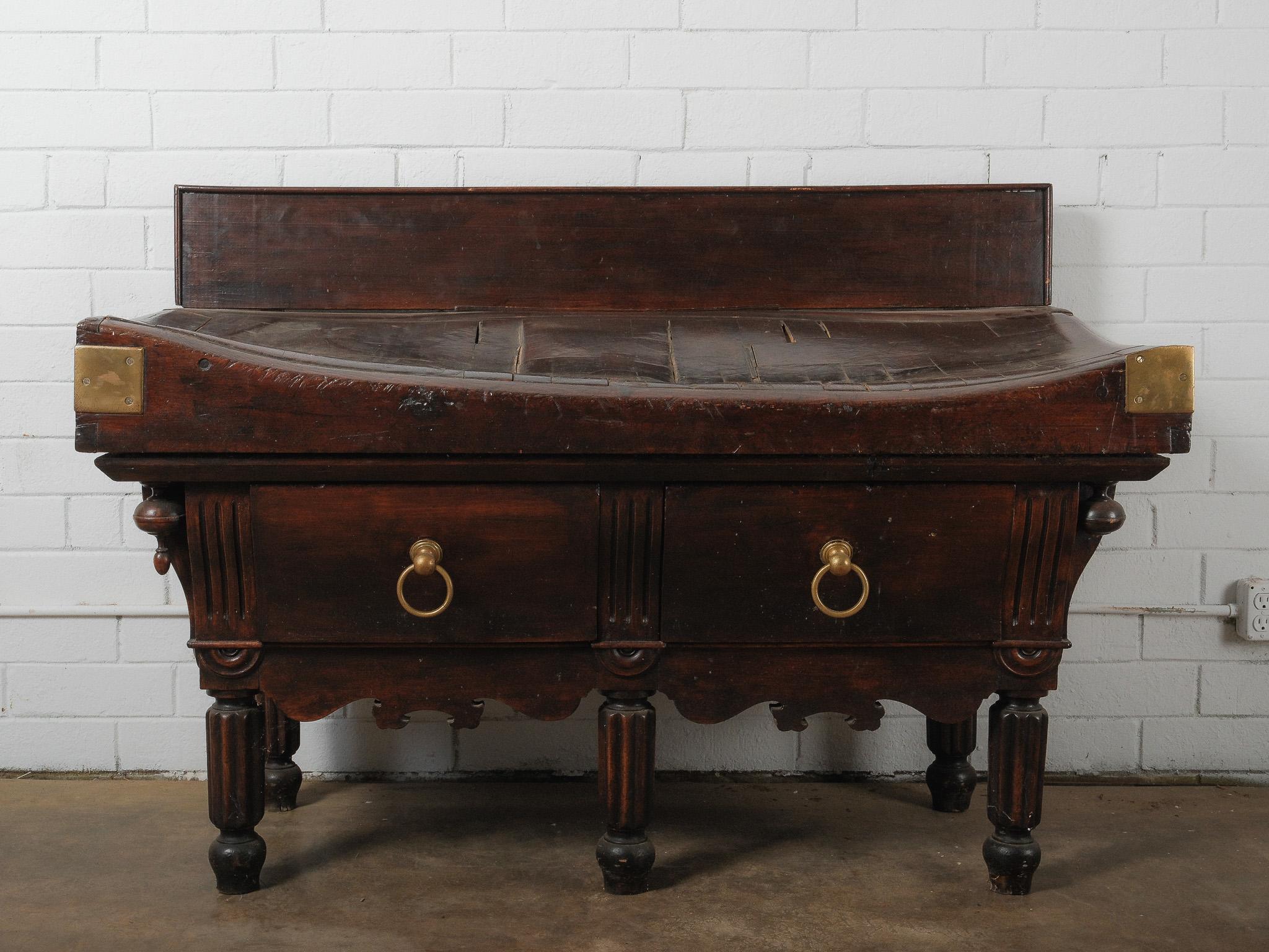 Una llamativa mesa de carnicero francesa del siglo XIX, ricamente patinada y bellamente construida en madera de haya maciza con un profundo acabado marrón teñido a mano. La impresionante encimera de madera de testa muestra el desgaste auténtico de
