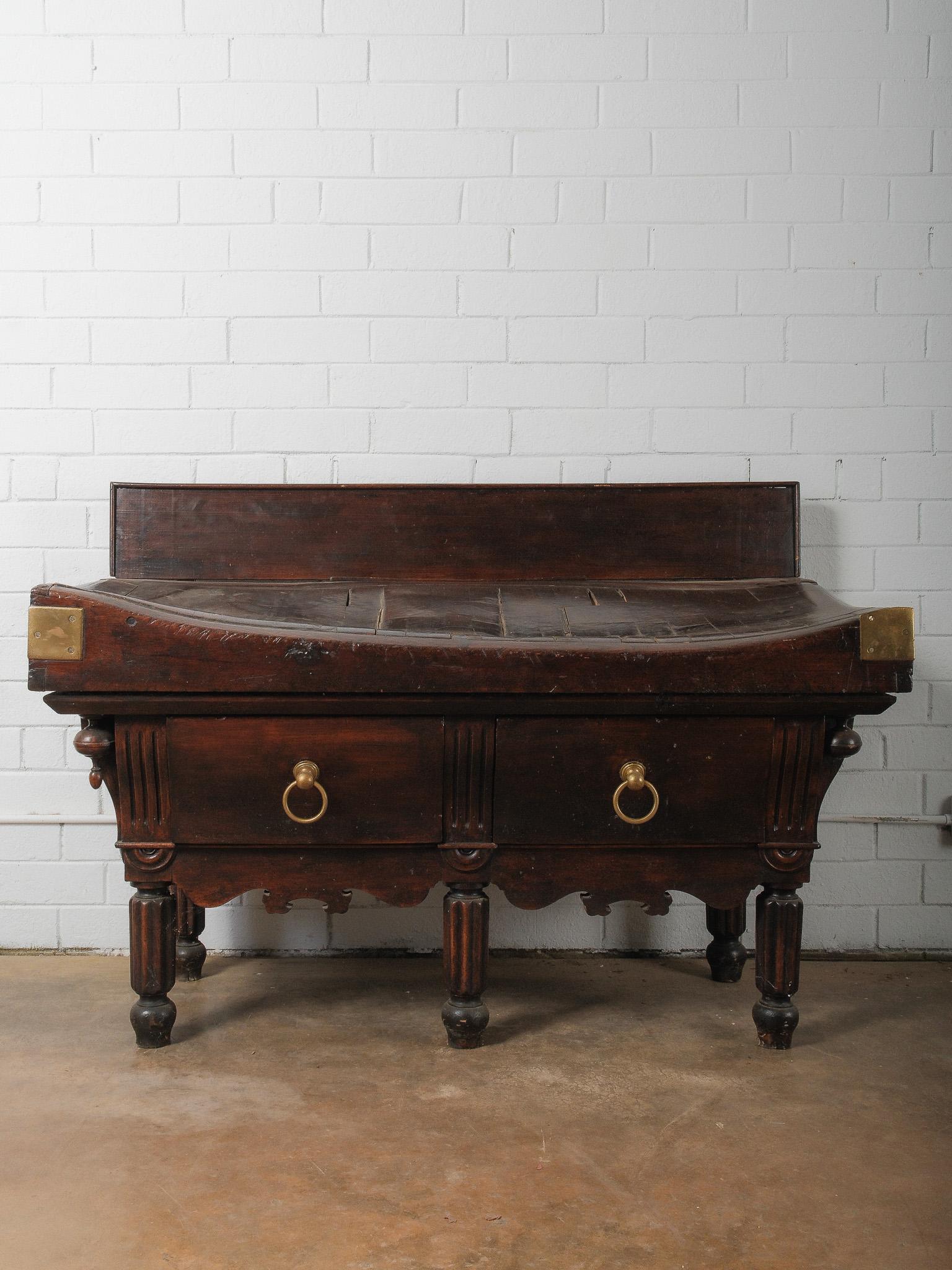 Mesa francesa de bloque de carnicero del siglo XIX con tablero de latón teñido de oscuro en venta 3