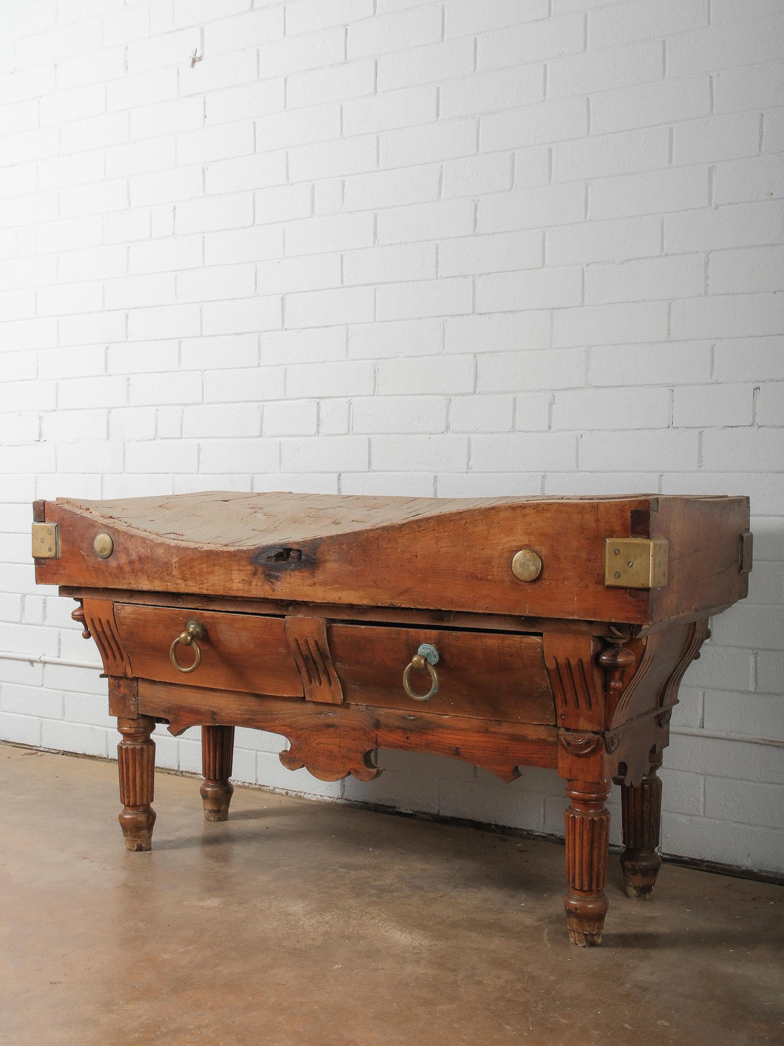 Mesa francesa de bloque de carnicero del siglo XIX con cajones y monturas de latón Provincial francés en venta