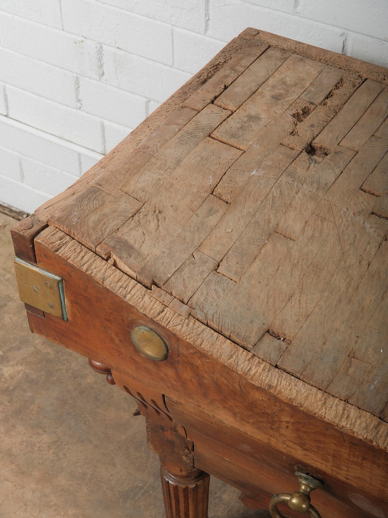 Mesa francesa de bloque de carnicero del siglo XIX con cajones y monturas de latón Francés en venta