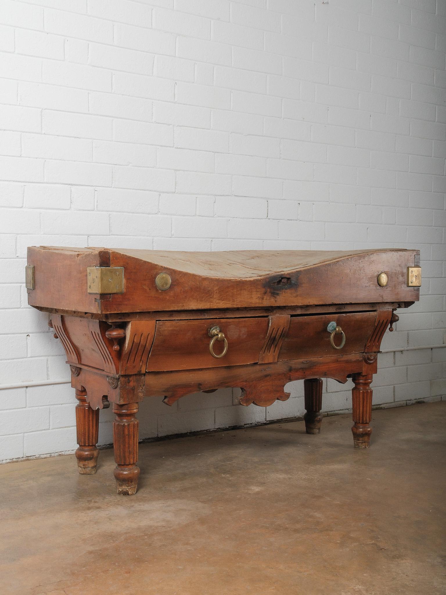 Mesa francesa de bloque de carnicero del siglo XIX con cajones y monturas de latón en Bueno estado para la venta en High Point, NC