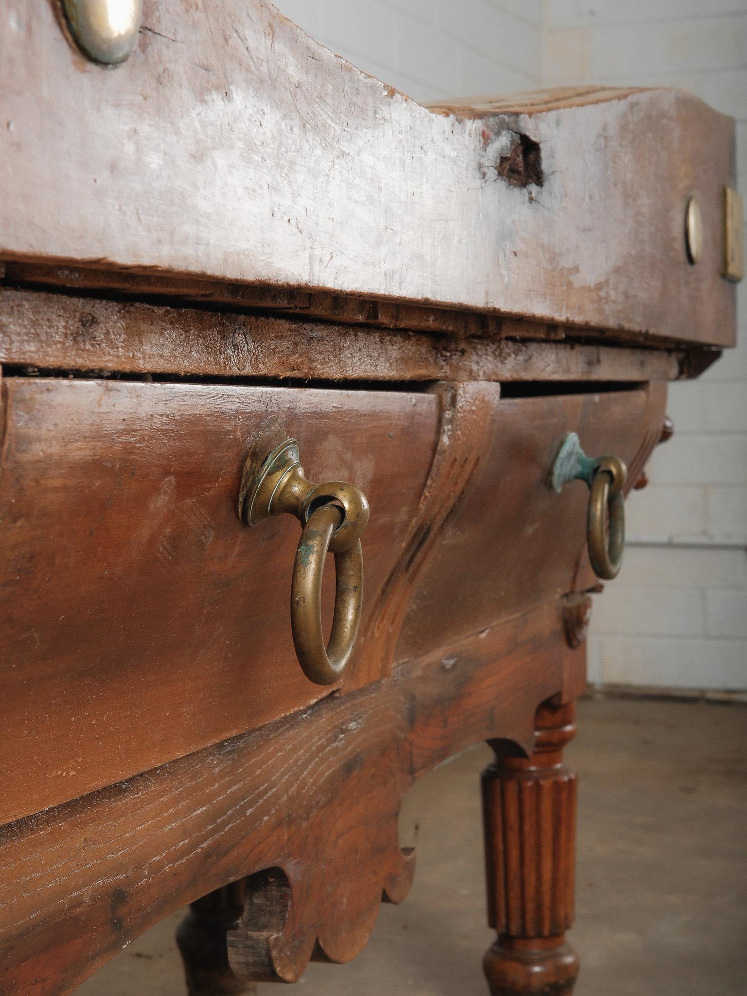 Mesa francesa de bloque de carnicero del siglo XIX con cajones y monturas de latón Latón en venta