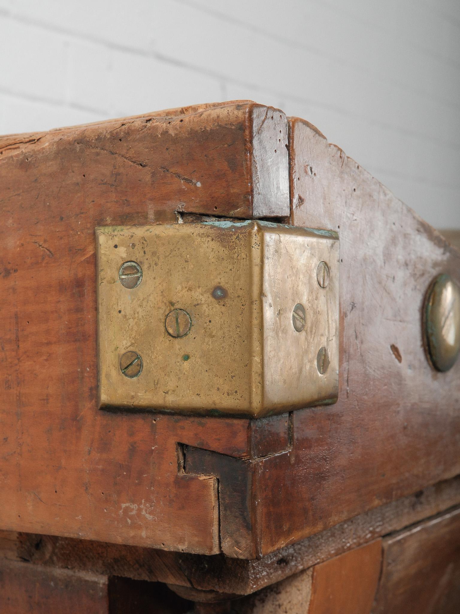 Mesa francesa de bloque de carnicero del siglo XIX con cajones y monturas de latón en venta 1