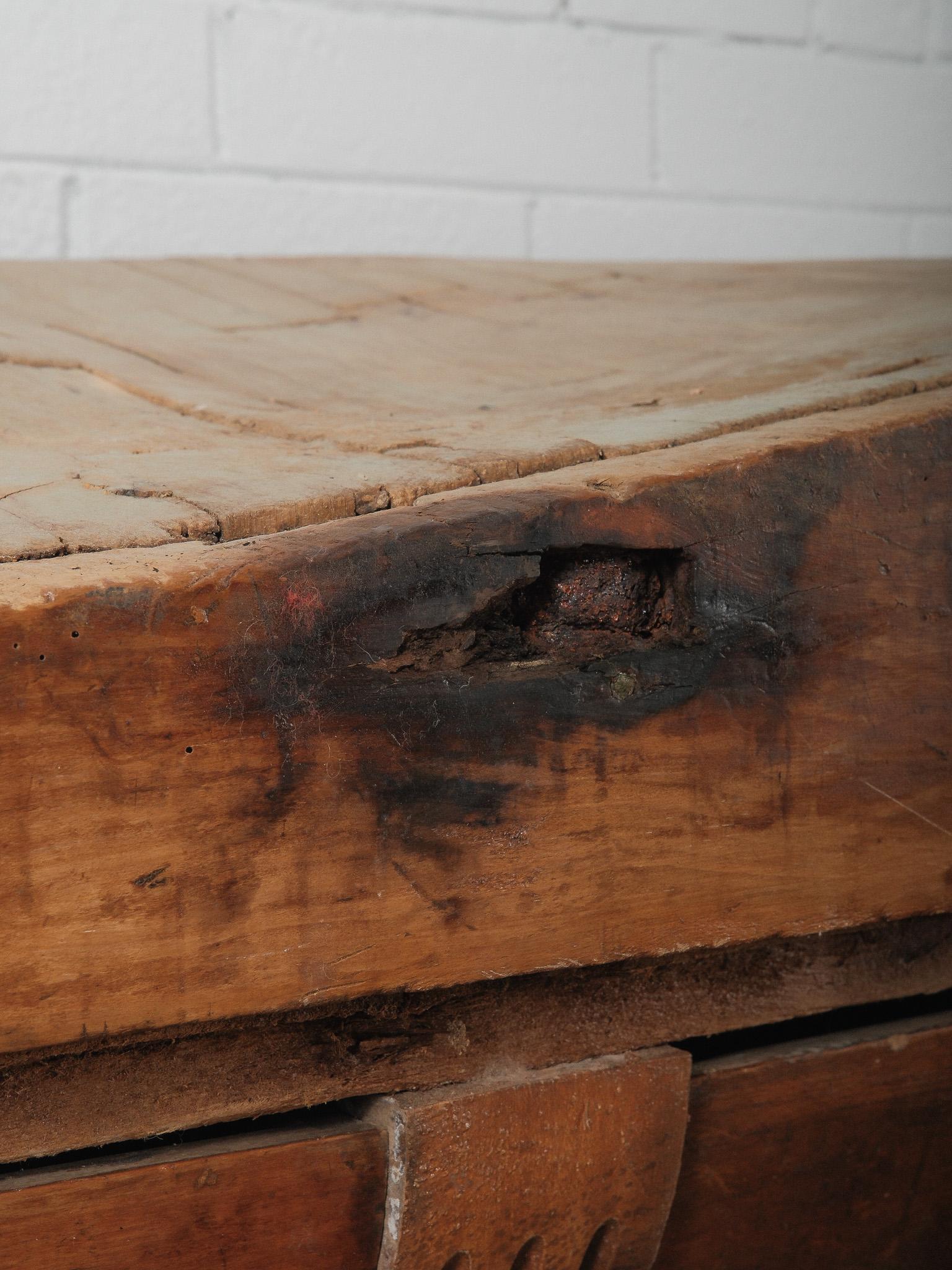 Mesa francesa de bloque de carnicero del siglo XIX con cajones y monturas de latón en venta 2