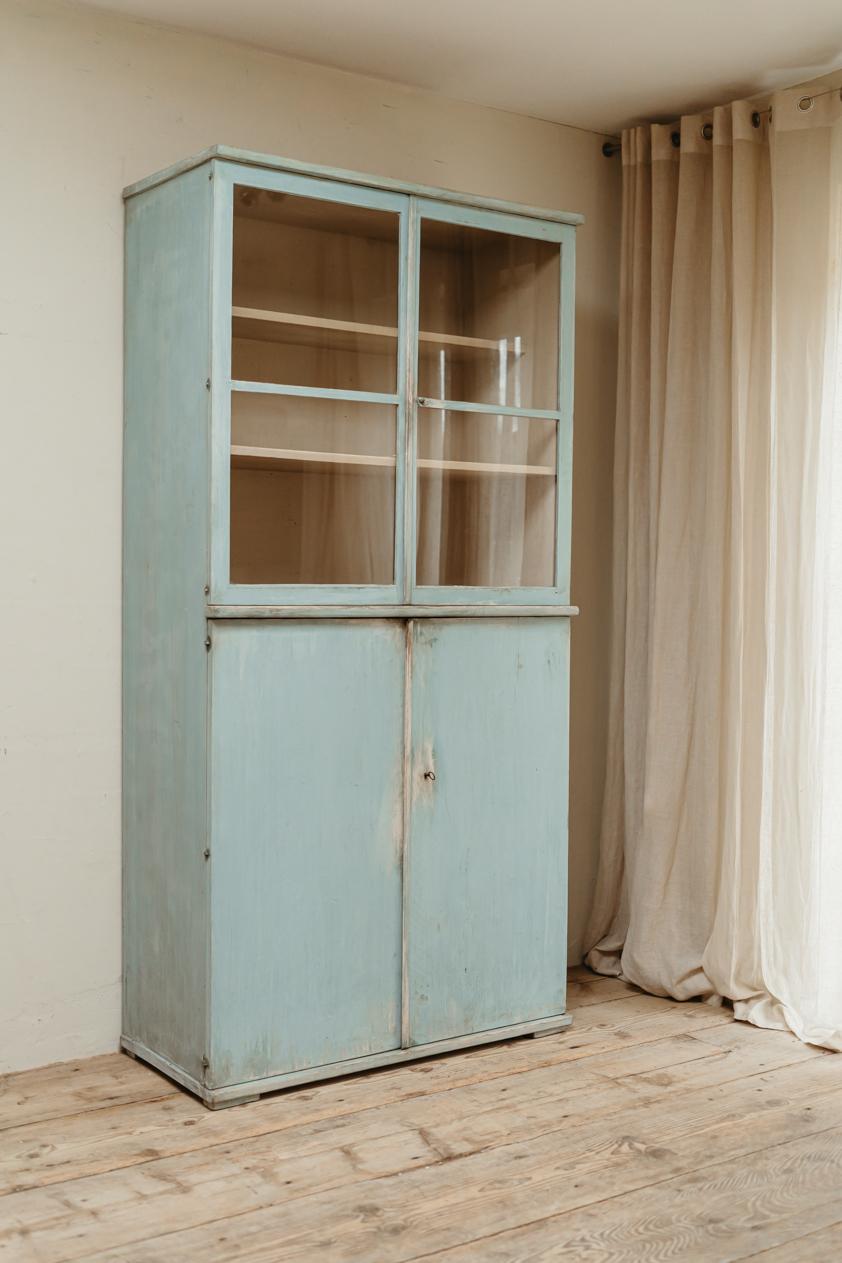 Des restes de peinture ancienne sur cette charmante armoire/bibliothèque française, en très bon état vintage, prête à égayer votre pièce.