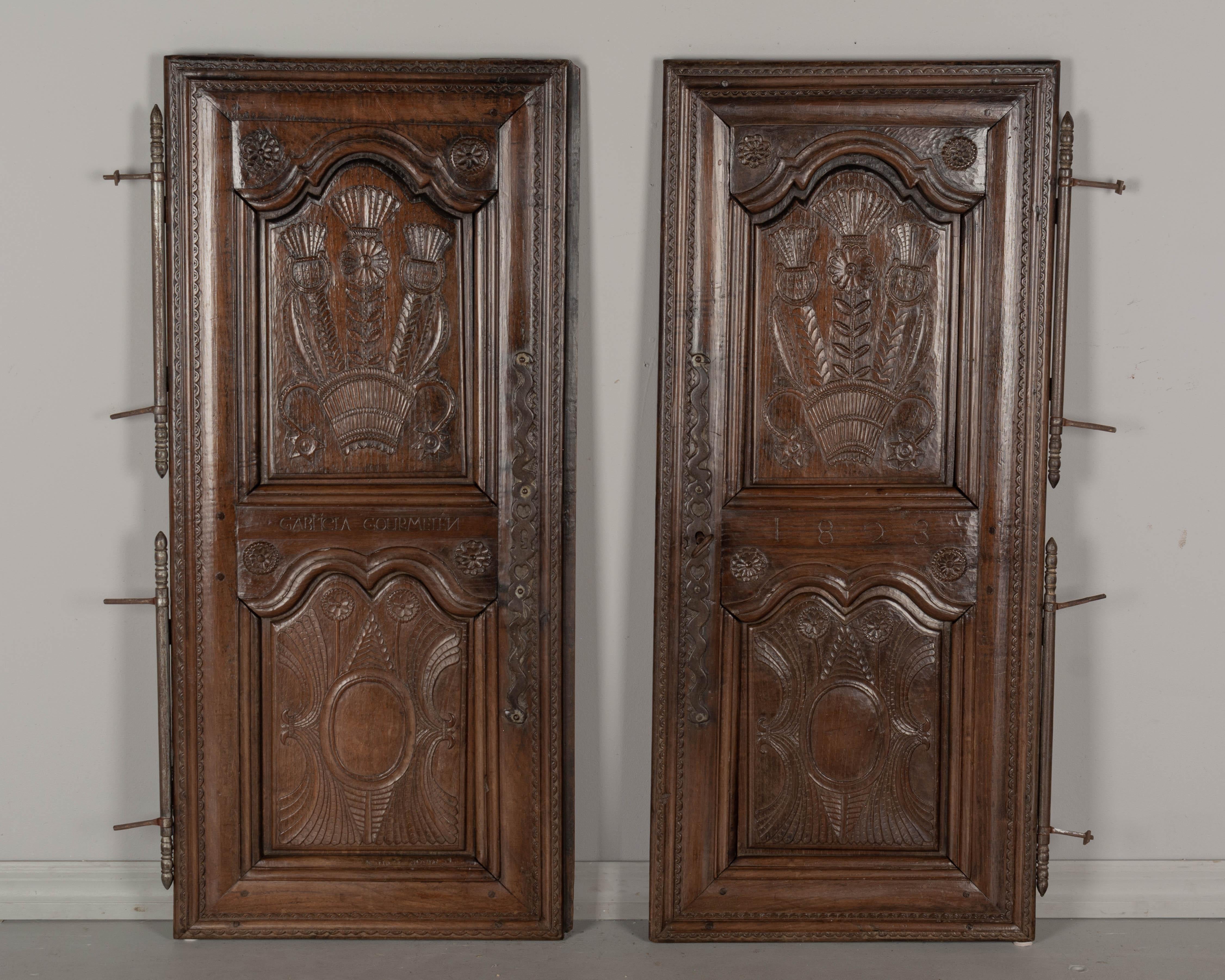 Portes d'armoires françaises du XIXe siècle en vente 2