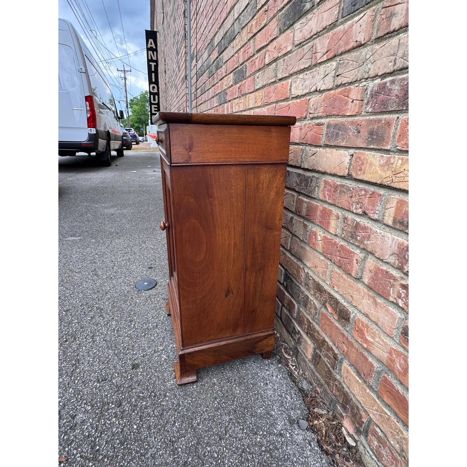 Mesa auxiliar de armario francesa del siglo XIX en venta 1