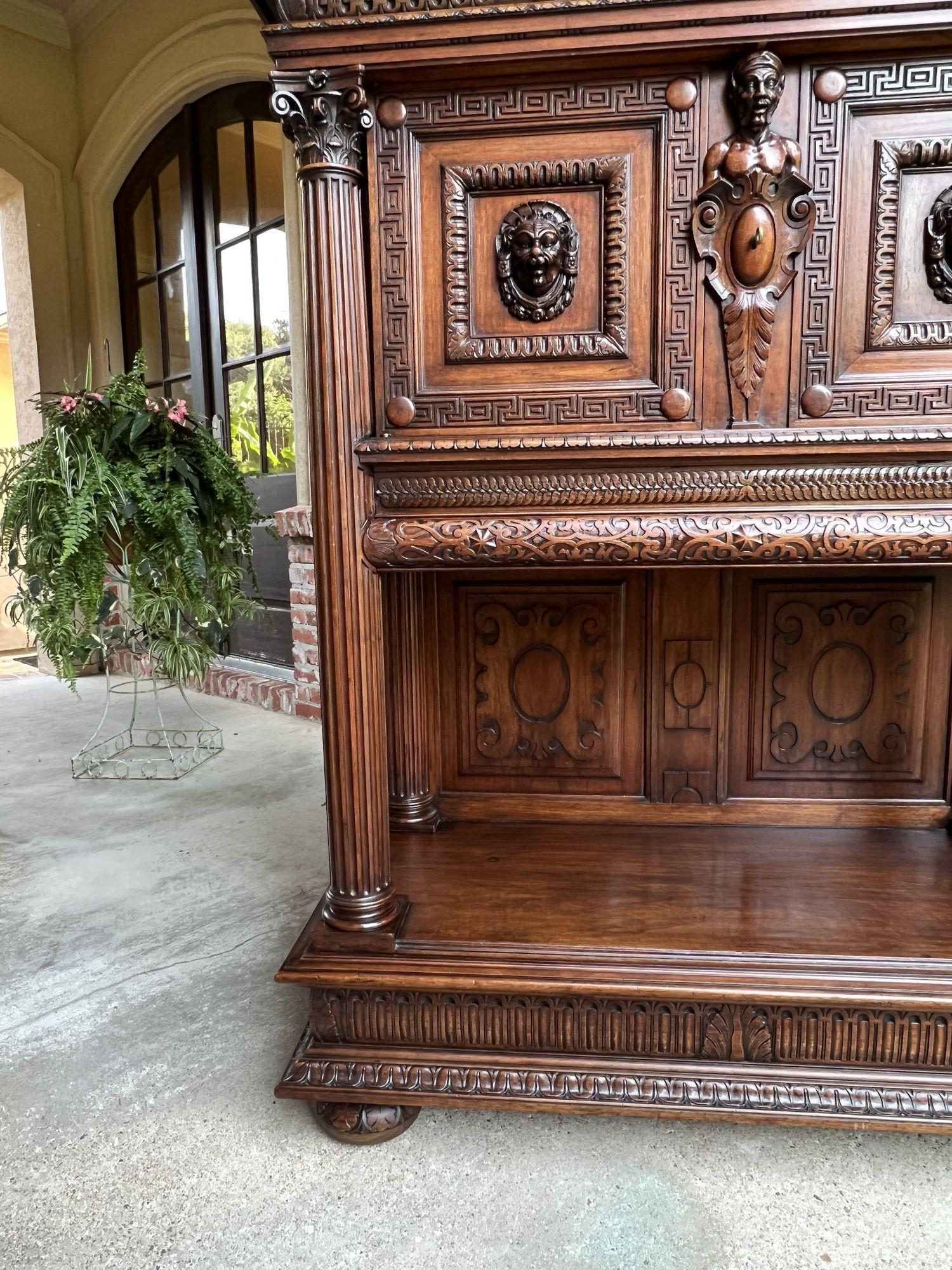 Ancienne armoire à vin, à liqueur, à clé grecque, en noyer, de style Régence, c1890 en vente 7